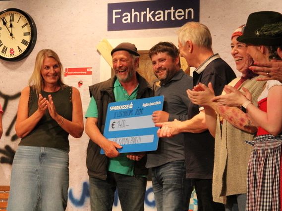 Obmann Martin Holzer und Charly, alias Markus Hämmerle, konnten dem Bereichsleiter Michael Hämmerle einen namhaften Scheck überreichen. Obmann Martin Holzer und Charly, alias Markus Hämmerle, konnten dem Bereichsleiter Michael Hämmerle einen namhaften Scheck überreichen.