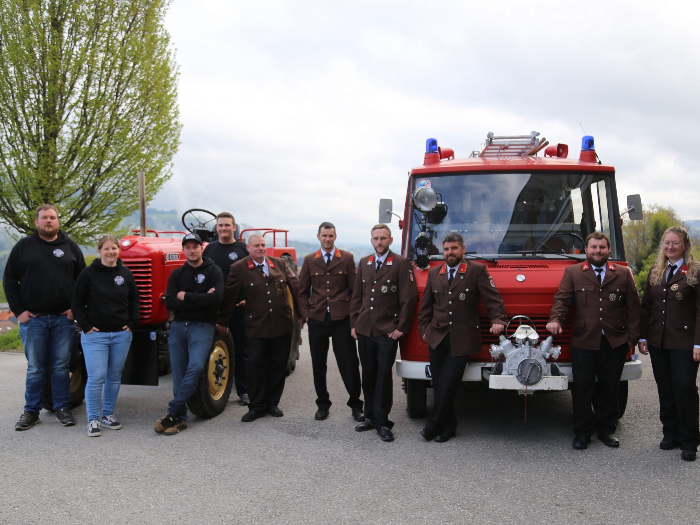 Feuerwehr und Oldtimerclub Buch bündeln für das Zeltfest ihre Kräfte.