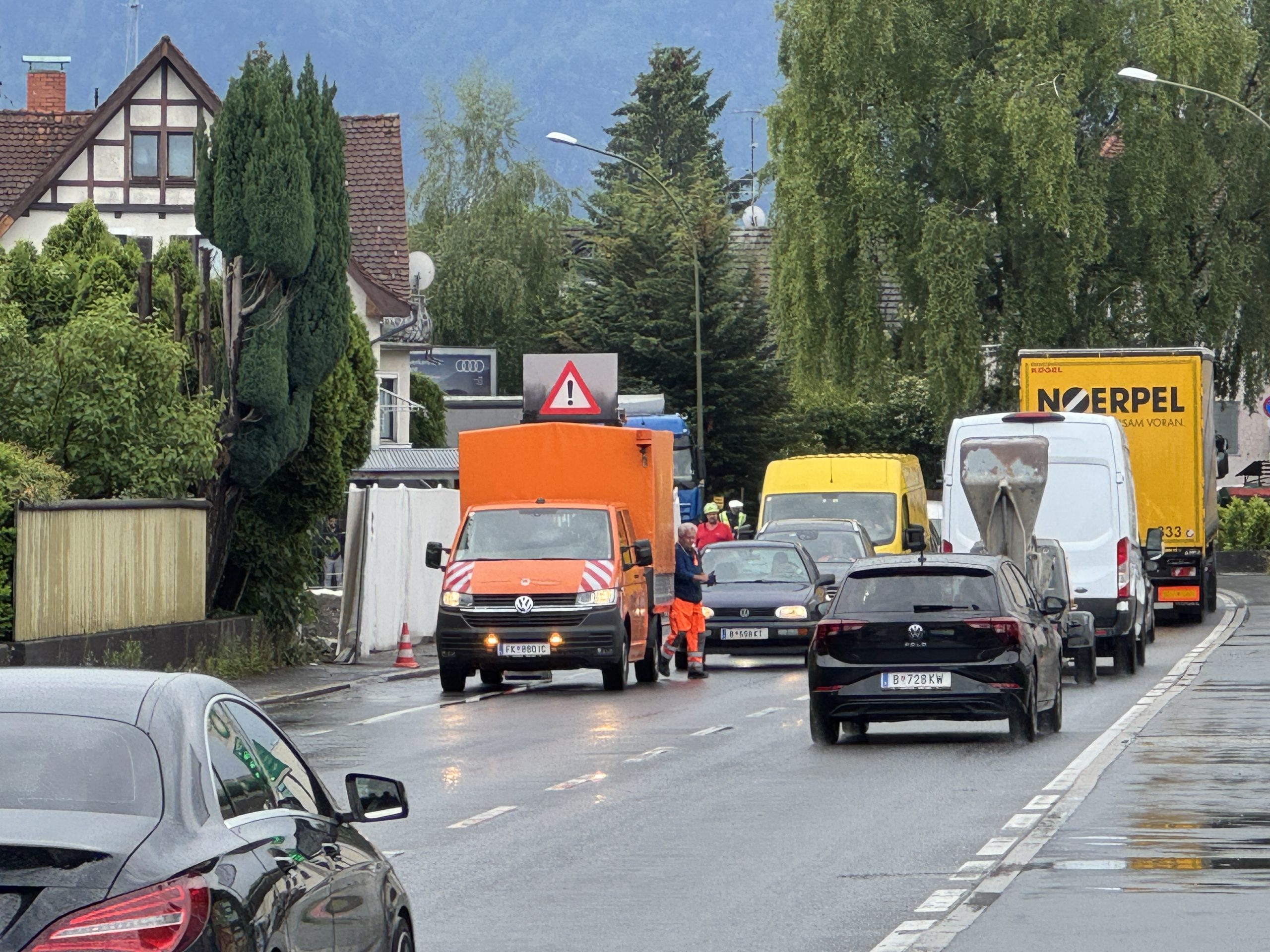 Die Fahrzeuge im Einsatz blockieren teilweise die Fahrbahn. Die Fahrzeuge im Einsatz blockieren teilweise die Fahrbahn.