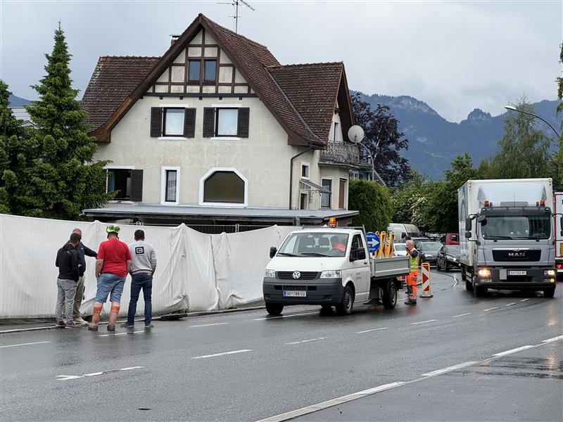 Einsatzfahrzeuge sichern Gefahrenstelle: Polizei und Bauhof sperren den beschädigten Gehweg an der L203 vor der Moschee-Baustelle großräumig ab. Einsatzfahrzeuge sichern Gefahrenstelle: Polizei und Bauhof sperren den beschädigten Gehweg an der L203 vor der Moschee-Baustelle großräumig ab.