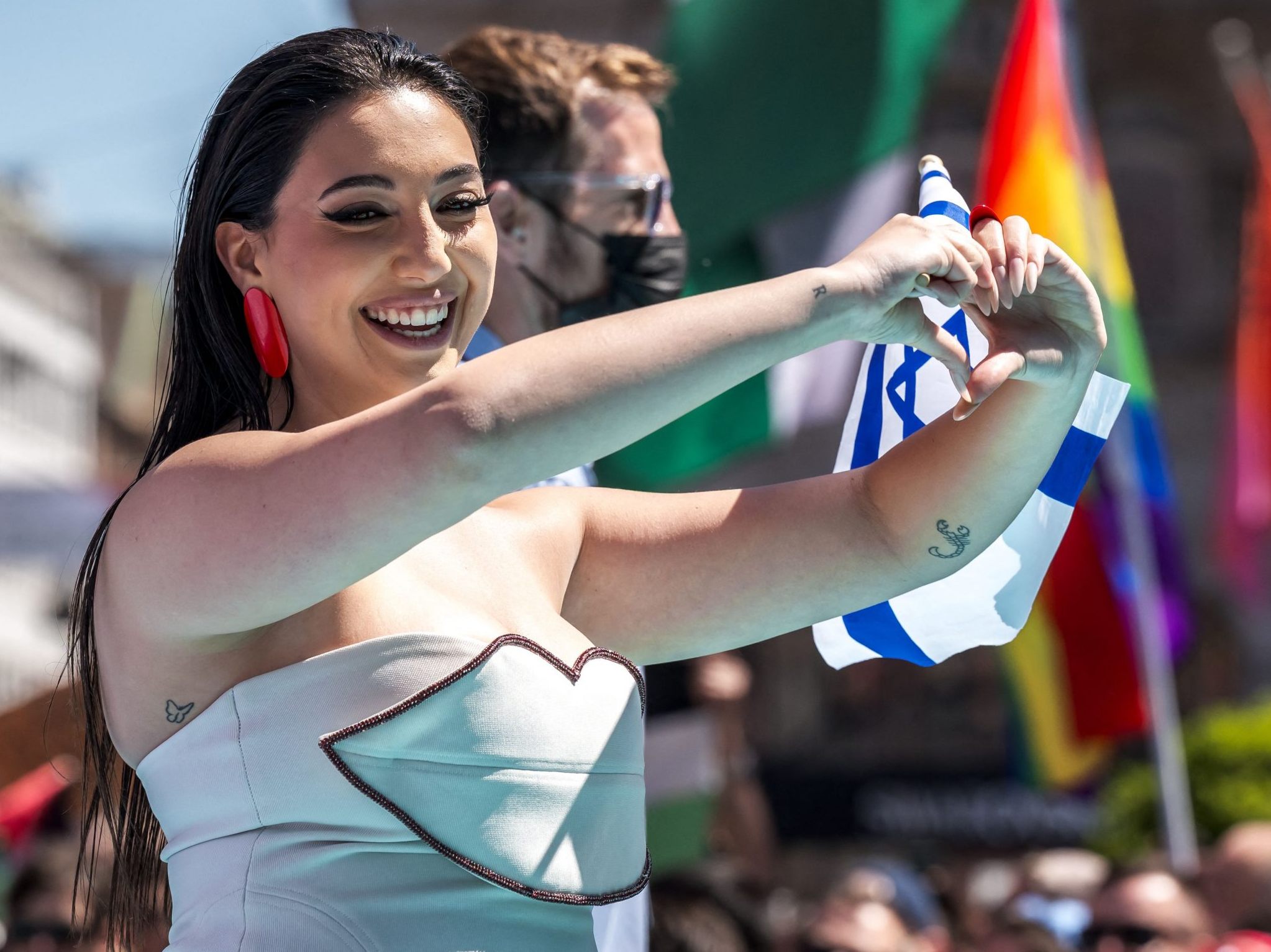 Demonstrant mit palästinensischer Flagge bedrohte israelische Kandidatin (Bild). Demonstrant mit palästinensischer Flagge bedrohte israelische Kandidatin (Bild).