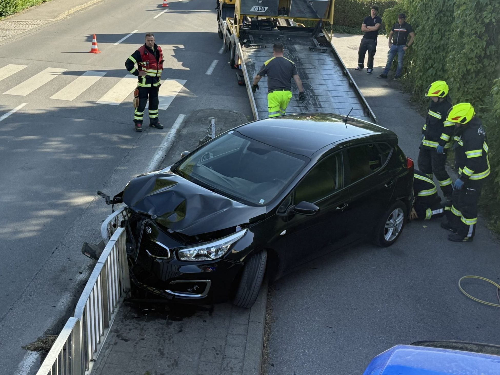 Der Pkw krachte gegen ein Geländer am Gehsteig.
