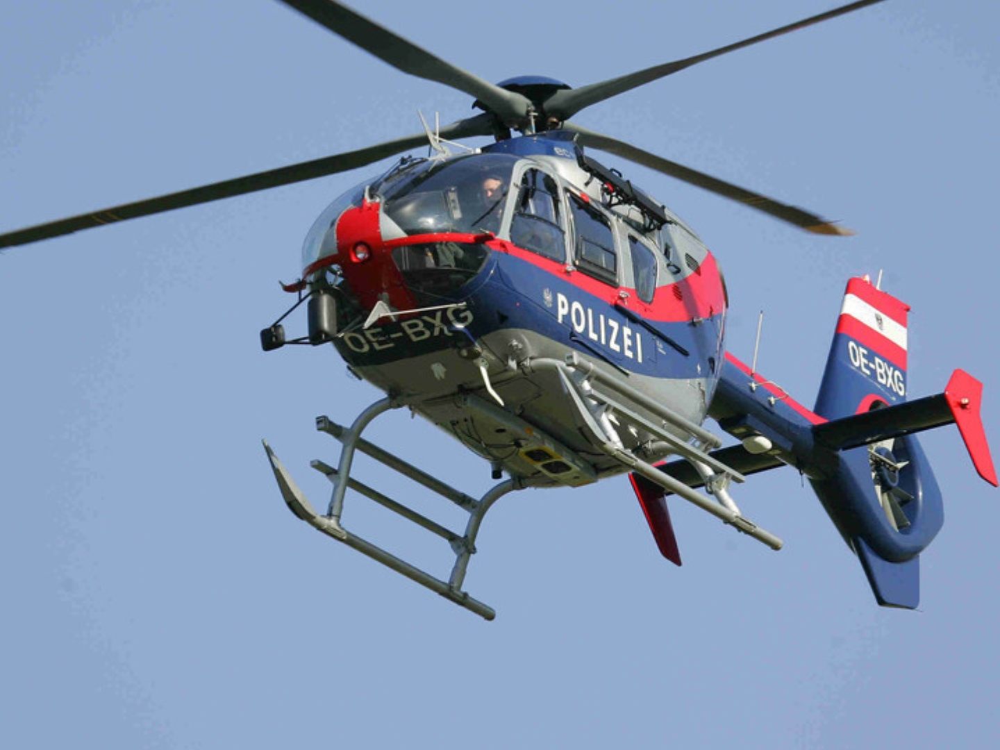 Die Flugpolizei rettete die Gruppe und setzte die Wanderer gesund im Tal ab. (Symbolbild)