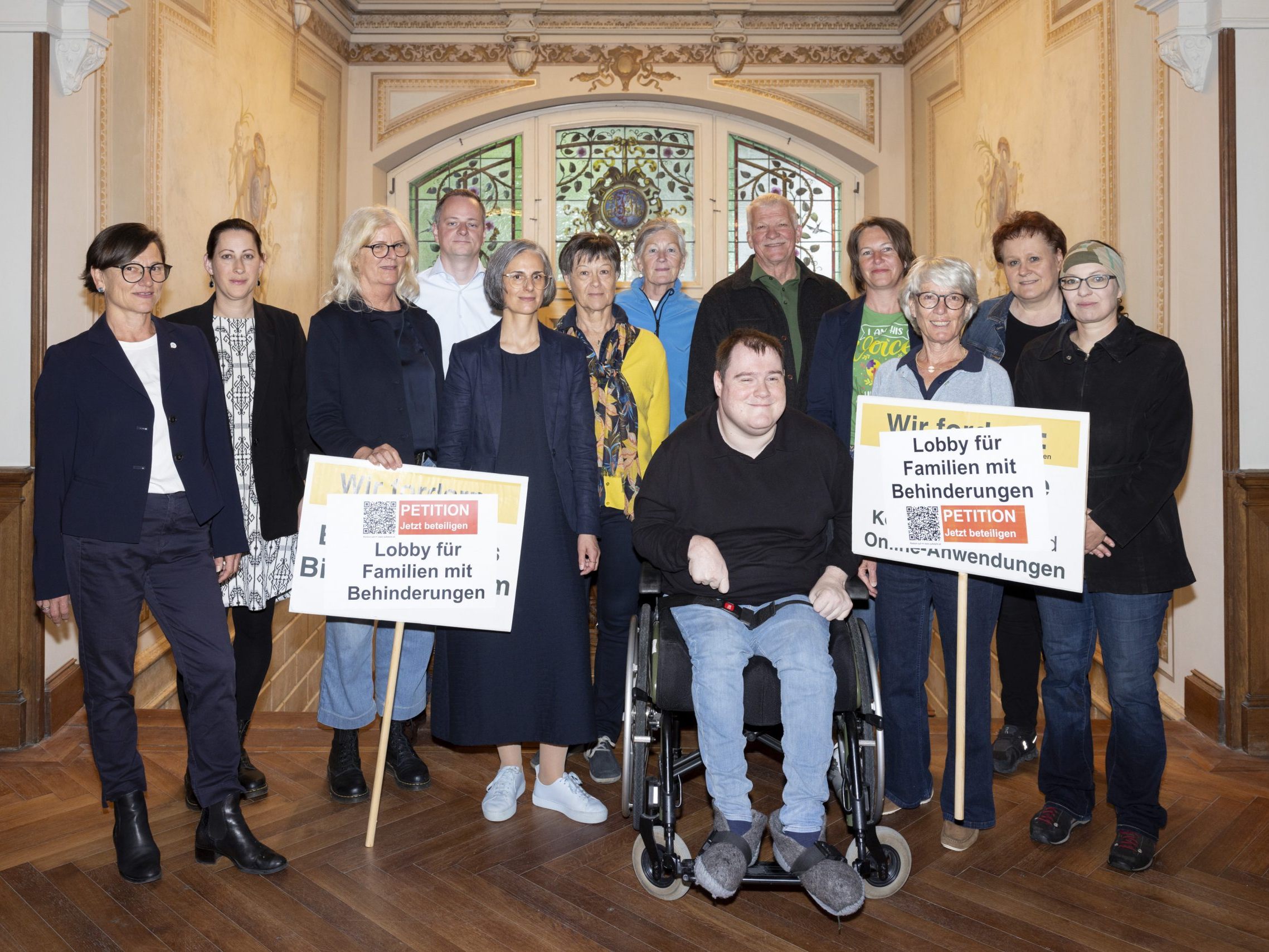 Anwesend waren Angehörige und Menschen mit Behinderungen, die unmittelbar betroffen sind. Anwesend waren Angehörige und Menschen mit Behinderungen, die unmittelbar betroffen sind.