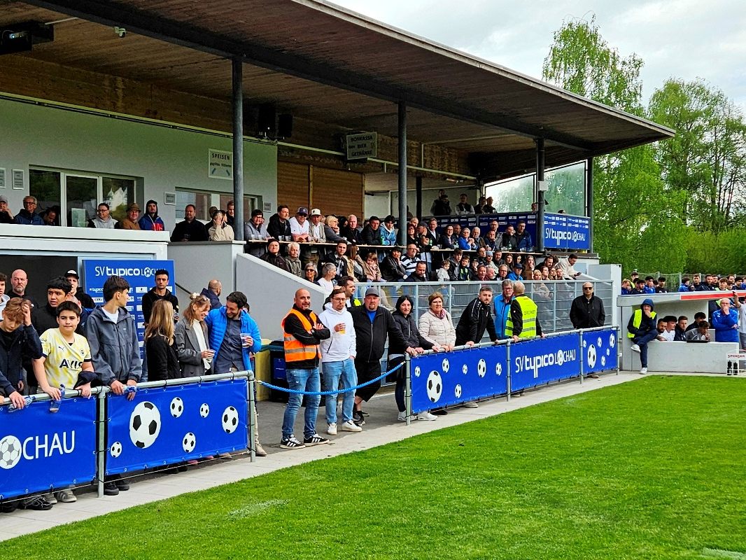 Ein volles Haus und beste Fußballstimmung: Die begeisterten Fans des SV typico Lochau freuen sich auf ein tolles Heimspiel-Doppel am Samstag im Stadion Hoferfeld.