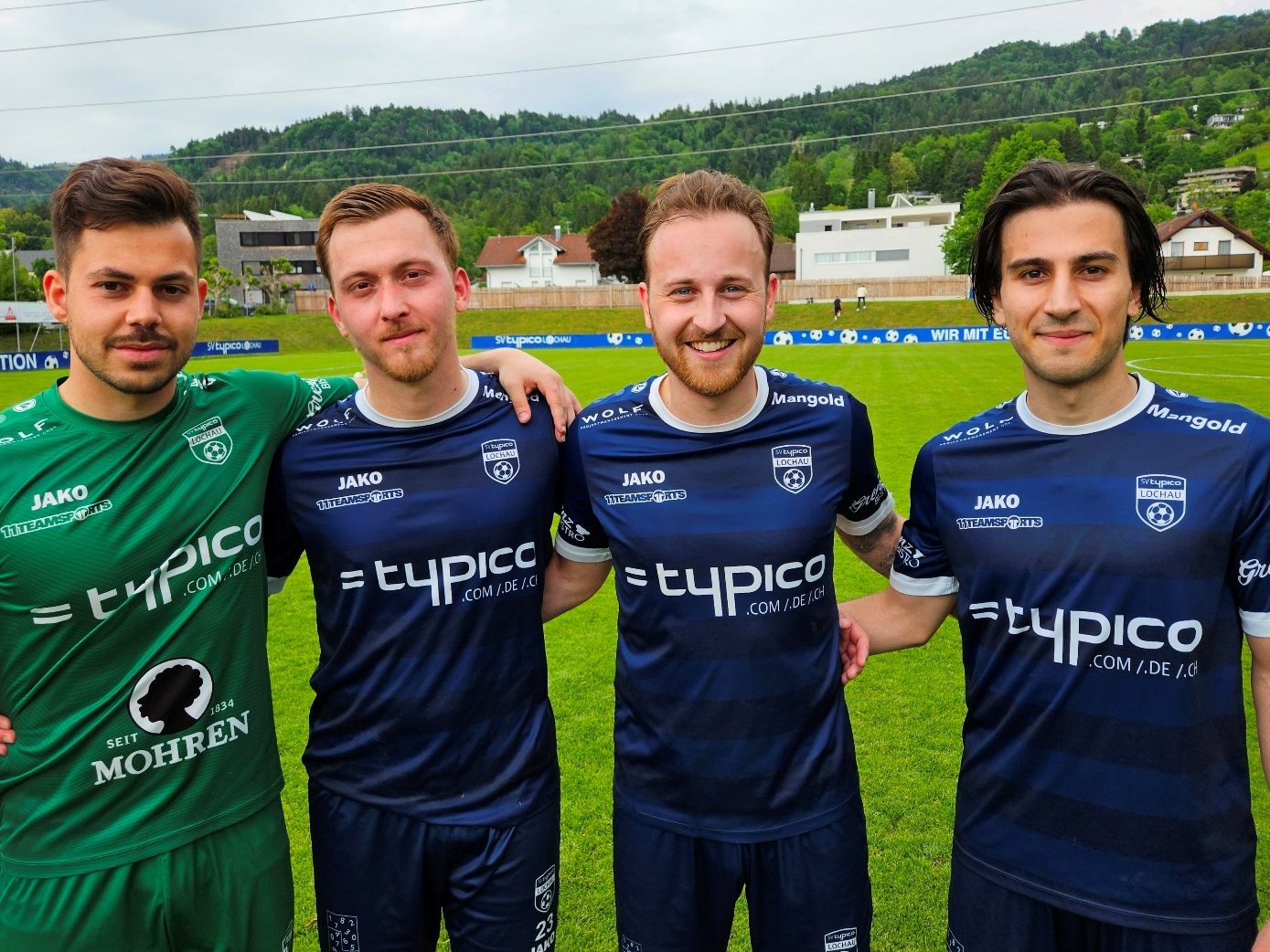 Sie sorgten beim tollen 4:1 Sieg im letzten Heimspiel gegen den FC Hard für die Lochauer Tore: Marcel Ladinek, Kevin Prantl (2) und Mete Dastan (Elfmeter), im Bild mit Tormann Sandro Eichhübl. Sie sorgten beim tollen 4:1 Sieg im letzten Heimspiel gegen den FC Hard für die Lochauer Tore: Marcel Ladinek, Kevin Prantl (2) und Mete Dastan (Elfmeter), im Bild mit Tormann Sandro Eichhübl.