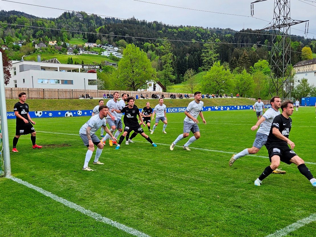Ein volles Haus und beste Fußballstimmung: Die begeisterten Fans des SV typico Lochau freuen sich auf das Bodenseederby Lochau gegen Hard am Samstag im Stadion Hoferfeld.