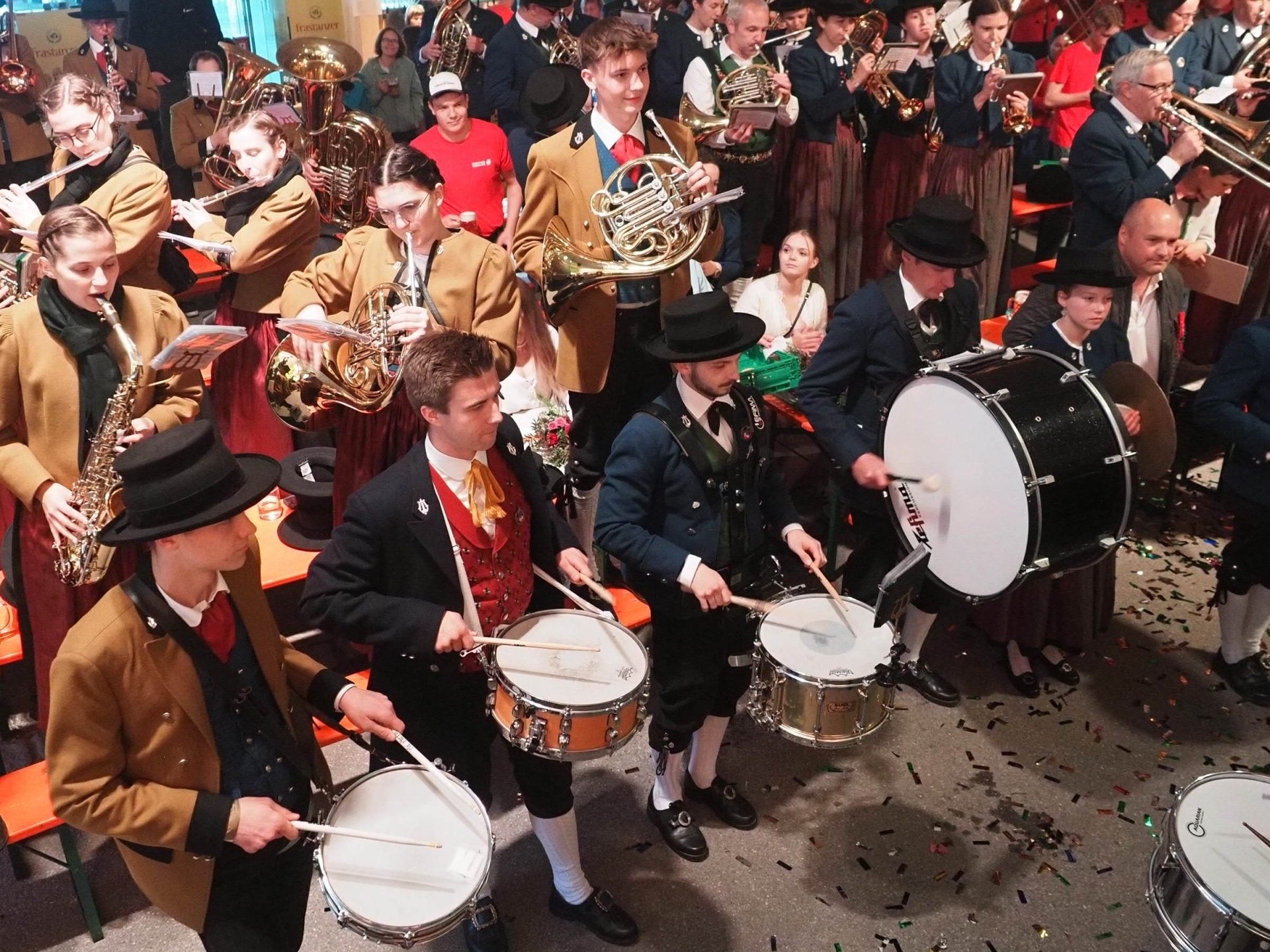 Musikkapellen bilden nach dem Einmarsch ins Zelt einen Gesamtchor - Stimmung pur!