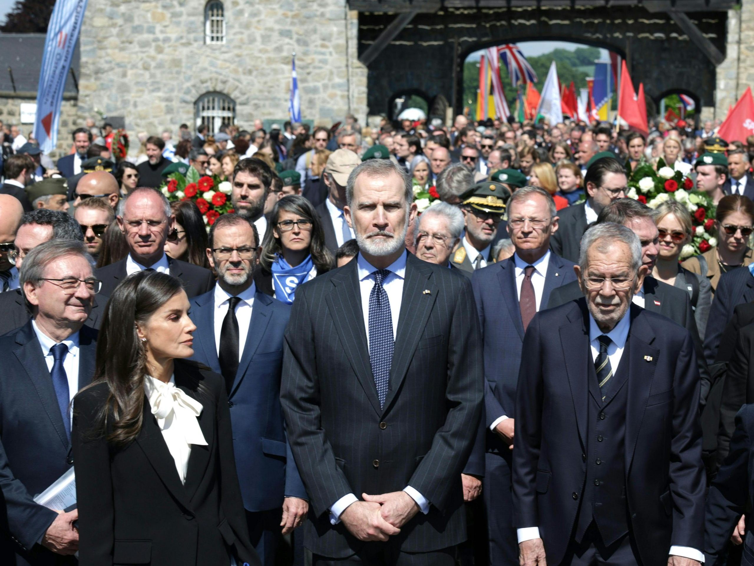 Das spanische Königspaar, Königin Letizia (v.l.), König Felipe VI. (v.m.) und Bundespräsident Alexander Van der Bellen (v.r.) am 11. Mai 2025 in Mauthausen. Das spanische Königspaar, Königin Letizia (v.l.), König Felipe VI. (v.m.) und Bundespräsident Alexander Van der Bellen (v.r.) am 11. Mai 2025 in Mauthausen.