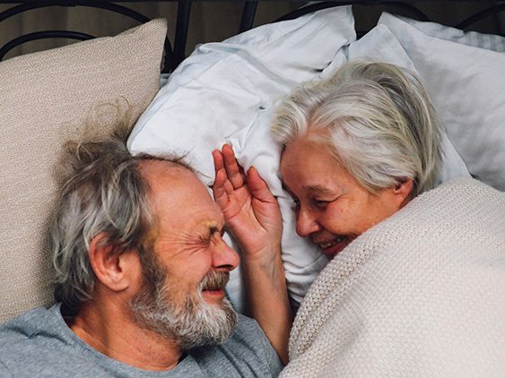 Lächelnd in die Zukunft: Erfahre, wie du deine Pension sorgenfrei planen, den Antrag richtig stellen und dazuverdienen kannst.