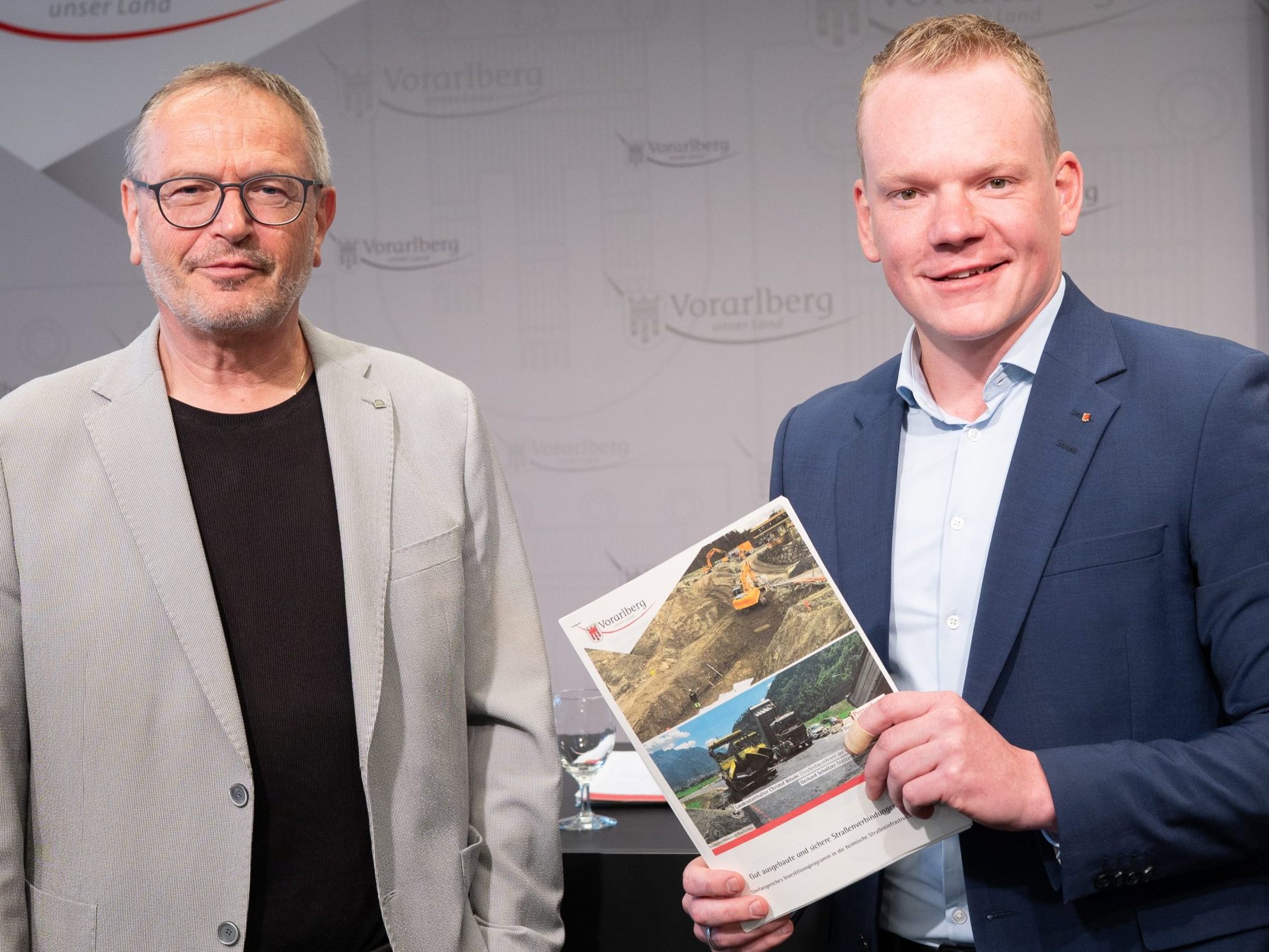 Landesstatthalter Christof Bitschi und Gerhard Schnitzer, Vorstand der Abteilung Straßenbau. Landesstatthalter Christof Bitschi und Gerhard Schnitzer, Vorstand der Abteilung Straßenbau.