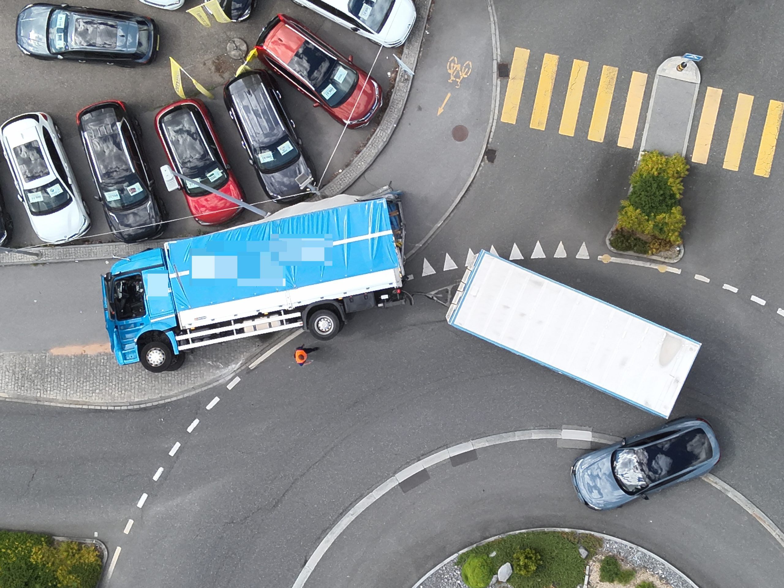 Der Lkw-Fahrer blieb unverletzt.