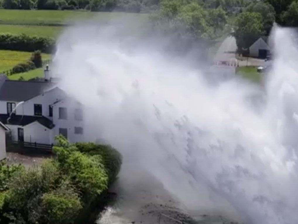 Riesige Fontäne nach Wasserrohrbruch in England Riesige Fontäne nach Wasserrohrbruch in England