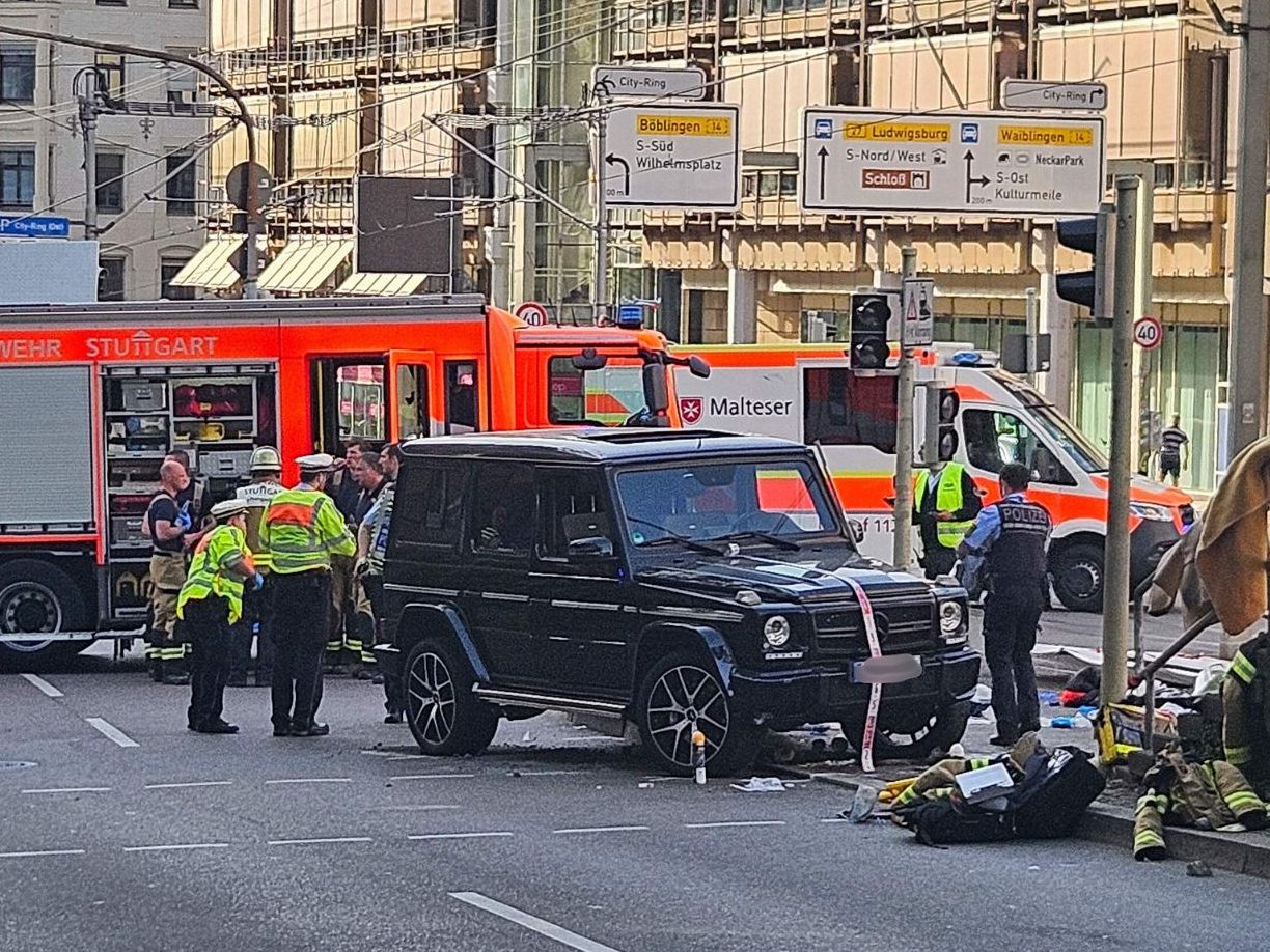 Eine Mercedes-G-Klasse fuhr in Stuttgart in Menschenmenge