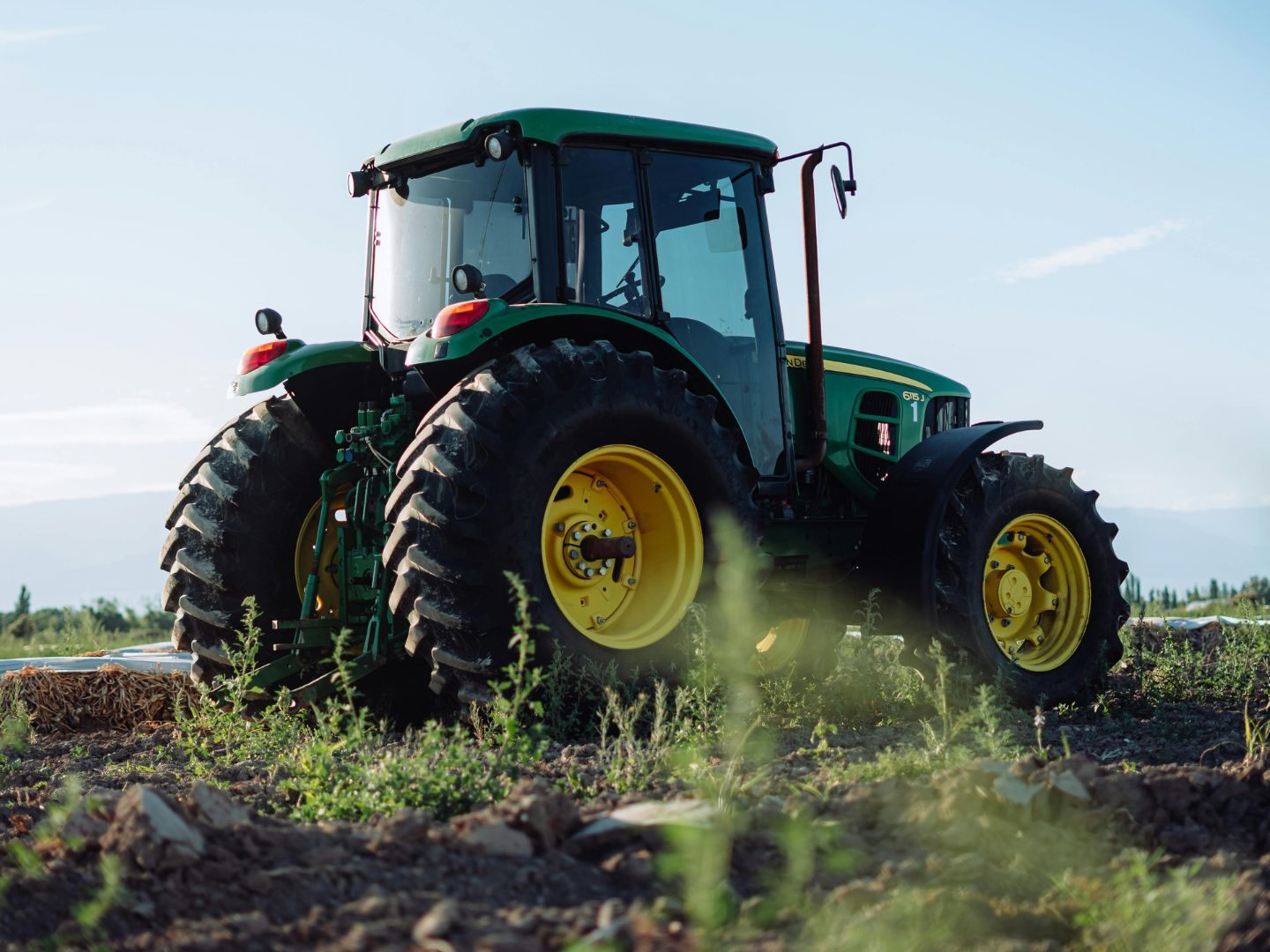 Ein 36-Jähriger fuhr seinem siebenjährigen Sohn mit dem Traktor über den Fuß. Ein 36-Jähriger fuhr seinem siebenjährigen Sohn mit dem Traktor über den Fuß.