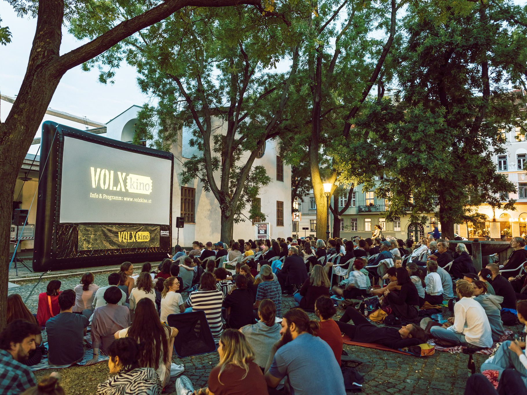 Auch dieses Jahr begeistert das VOLXkino wieder in ganz Wien, so wie hier am Burjanplatz. Auch dieses Jahr begeistert das VOLXkino wieder in ganz Wien, so wie hier am Burjanplatz.