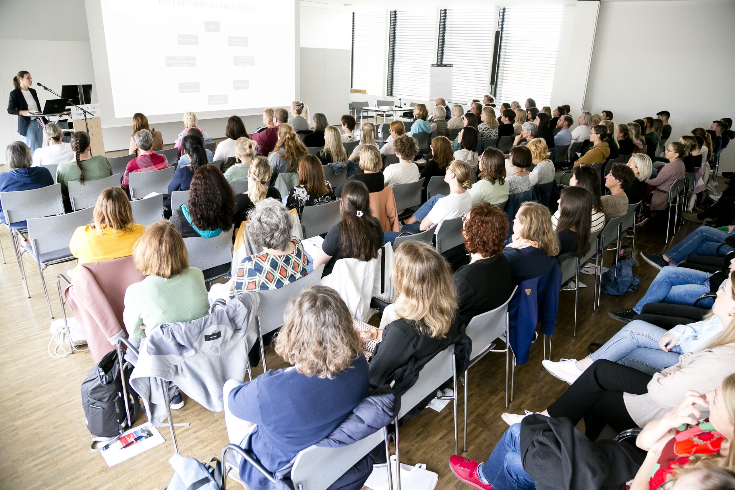Beim Vorarlberger Pädiatrischen Pflegetag im LKH Feldkirch informieren sich Fachleute aus dem Bereich der Kinder- und Jugendheilkunde; Beim Vorarlberger Pädiatrischen Pflegetag im LKH Feldkirch informieren sich Fachleute aus dem Bereich der Kinder- und Jugendheilkunde;