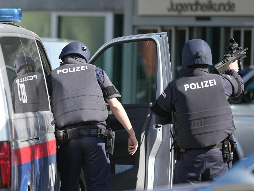 Polizei auf der Suche nach bewaffnetem Mann bei Wiener AKH