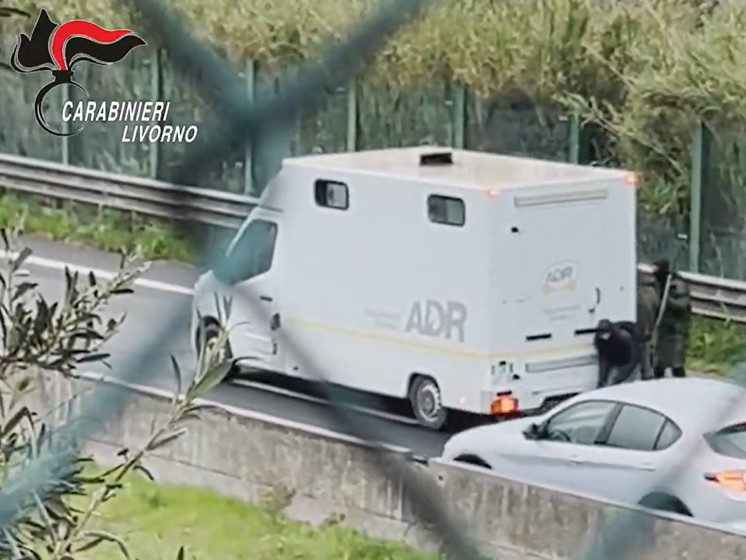 Spezialeinheit verhaftet elf Verdächtige nach Überfall auf Geldtransporter. Spezialeinheit verhaftet elf Verdächtige nach Überfall auf Geldtransporter.