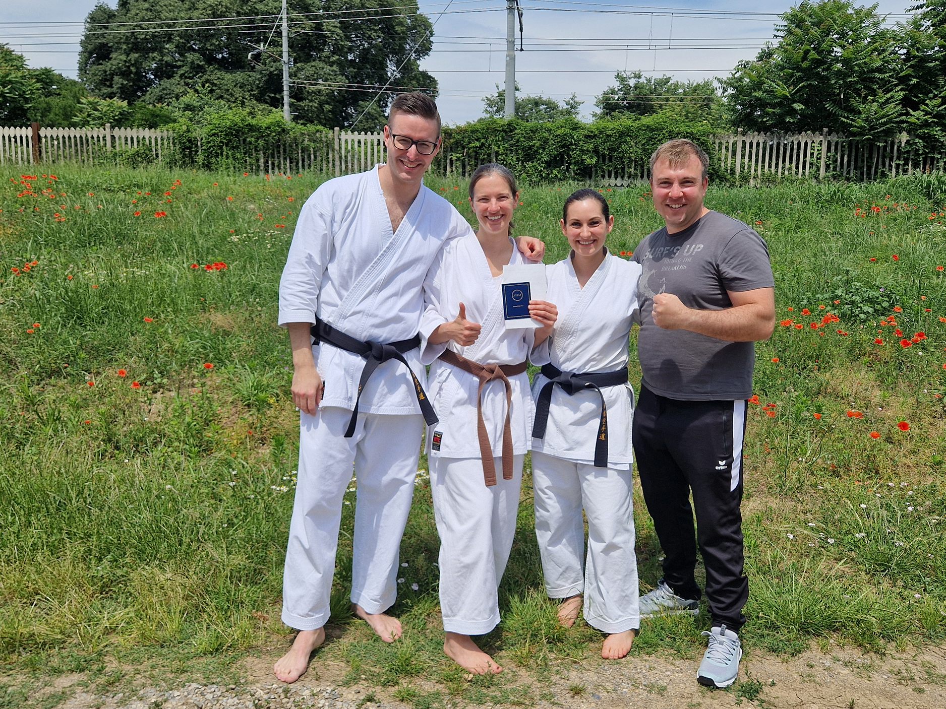 Barbara Anker jubelt gemeinsam mit weiteren Bludenzer Karatekas über ihre bestandene Prüfung zum 1. Dan