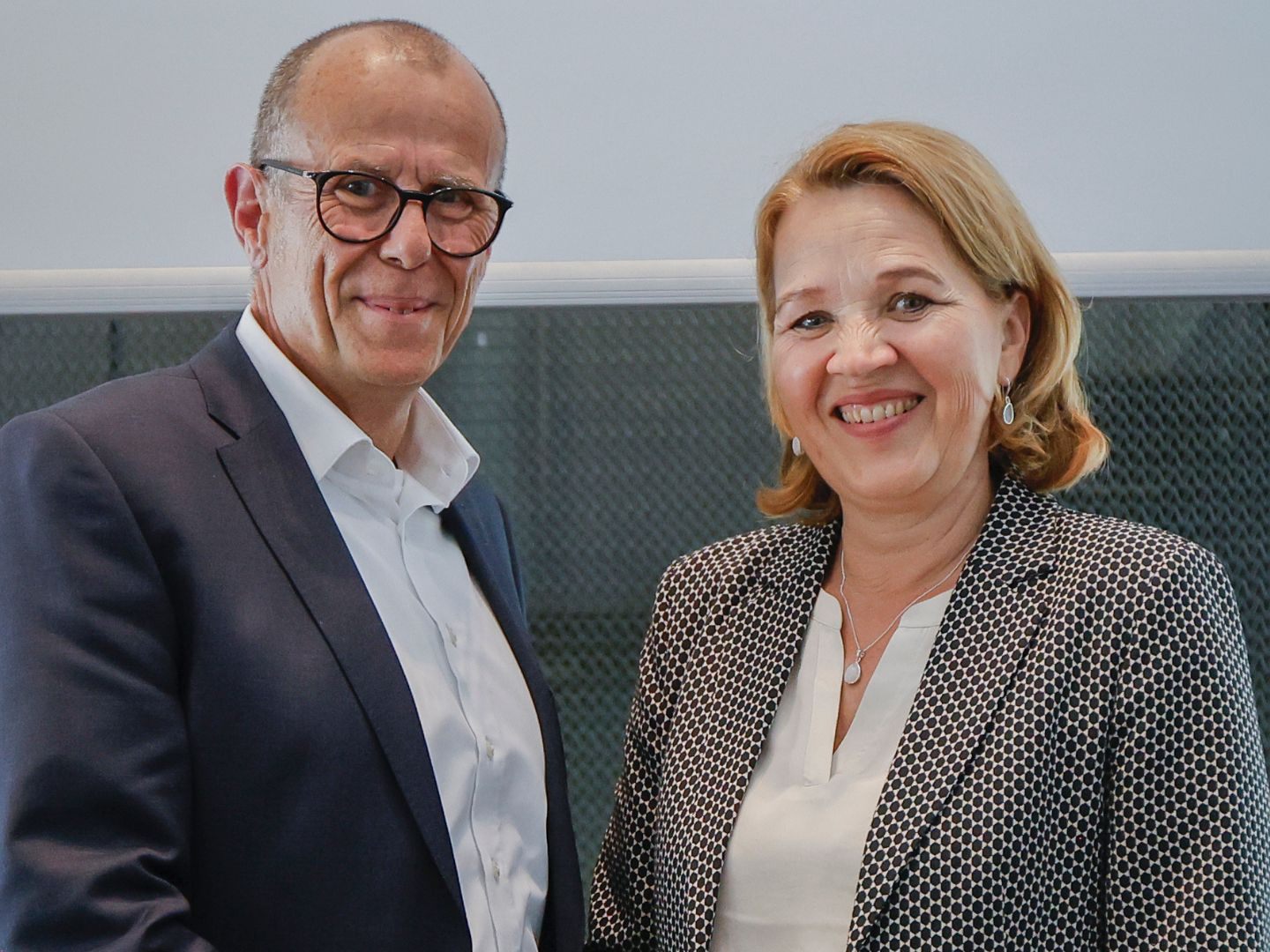 „Staffelübergabe“: Andrea Kaufmann übergibt das Präsidenten-Amt an den Frastanzer Bürgermeister Walter Gohm, der nun den Vorarlberger Gemeindeverband führt. „Staffelübergabe“: Andrea Kaufmann übergibt das Präsidenten-Amt an den Frastanzer Bürgermeister Walter Gohm, der nun den Vorarlberger Gemeindeverband führt.
