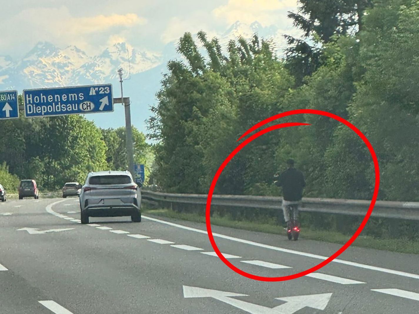 Nicht erlaubt: E-Scooter auf der A14. Nicht erlaubt: E-Scooter auf der A14.
