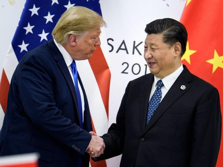 Im Handelskrieg zwischen den beiden Nationen gibt es einen vorläufigen Waffenstillstand. Hier ein Foto von einem Treffen von Donald Trump und Xi Jinping beim G20-Gipfel in Osaka 2019. Im Handelskrieg zwischen den beiden Nationen gibt es einen vorläufigen Waffenstillstand. Hier ein Foto von einem Treffen von Donald Trump und Xi Jinping beim G20-Gipfel in Osaka 2019.