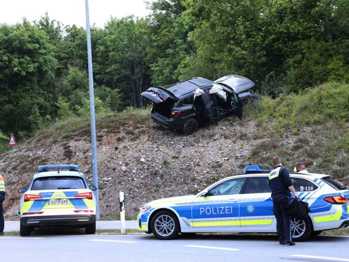 Nach der Sprengung eines Bankomaten in Gmunden in der Nacht auf Freitag, 16. Mai 2025, sind drei Verdächtige in der Nacht auf Sonntag, 18. Mai 2025, im Raum Marktl in Bayern festgenommen worden.