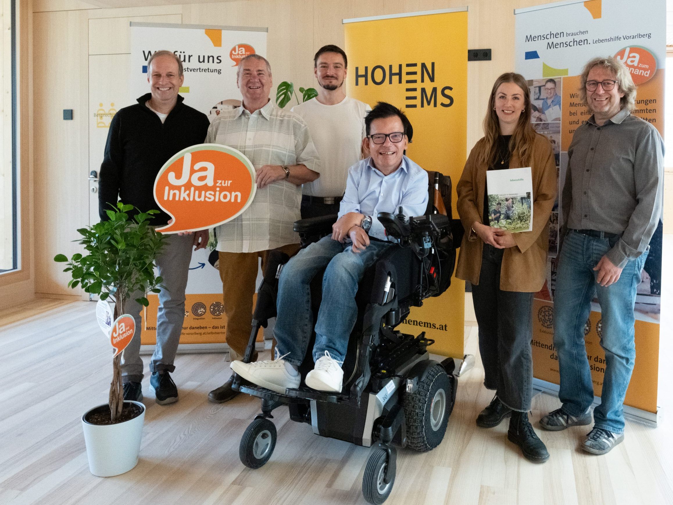 v. l. Bgm. Dieter Egger, Selbstvertreter Siegfried Glössl, Unterstützer Selbstvertreter Hans-Christoph Buchheim, Selbstvertreter Klaus Brunner sowie Sandra Pozzera (Büro für Gemeinwesen) und Bernd Federspiel (Stadtplanung). v. l. Bgm. Dieter Egger, Selbstvertreter Siegfried Glössl, Unterstützer Selbstvertreter Hans-Christoph Buchheim, Selbstvertreter Klaus Brunner sowie Sandra Pozzera (Büro für Gemeinwesen) und Bernd Federspiel (Stadtplanung).