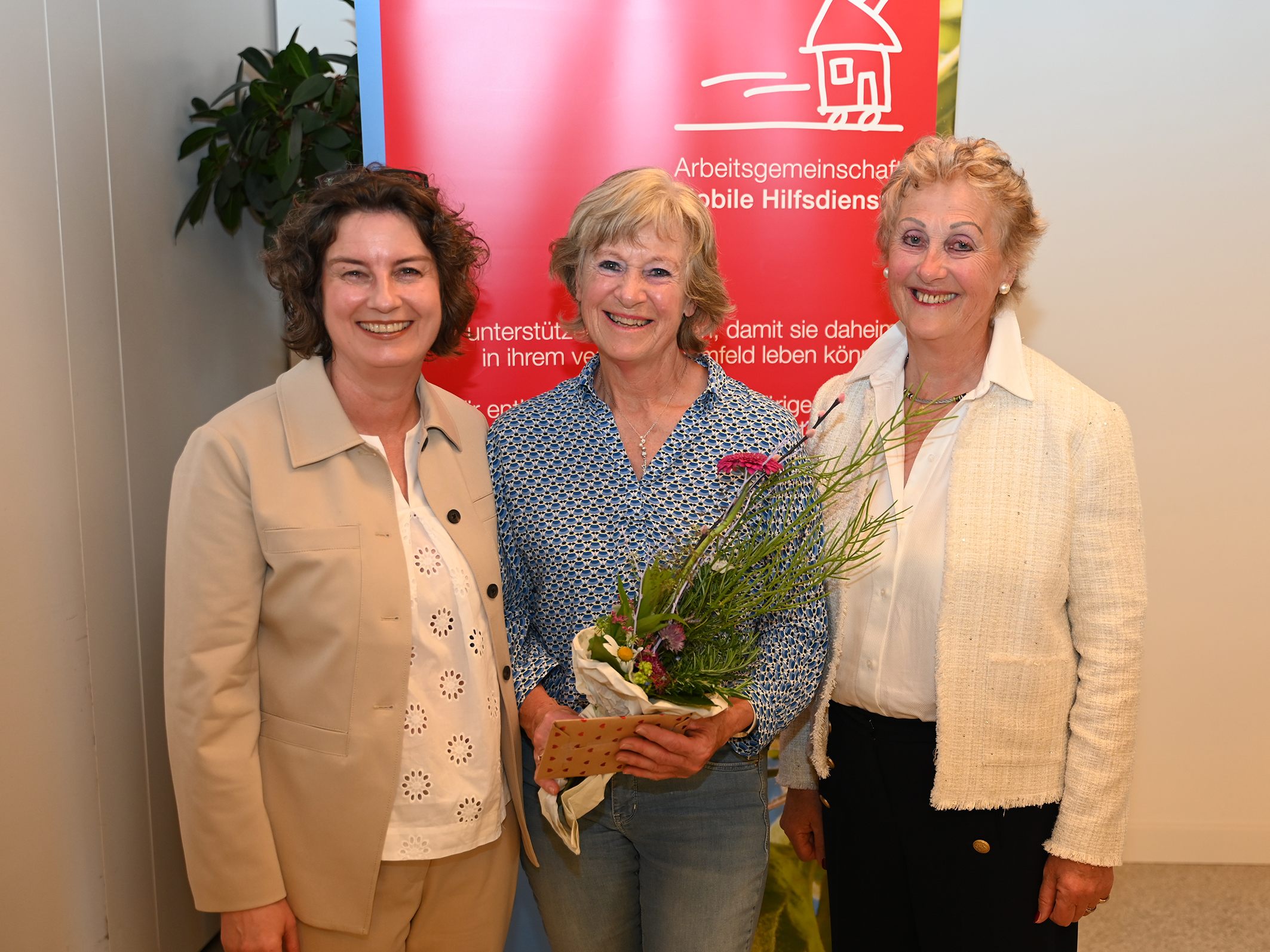 Simone Bemetz-Kochhafen mit Erna Troy und der wiedergewählten Obfrau Kitty Hertnagel.