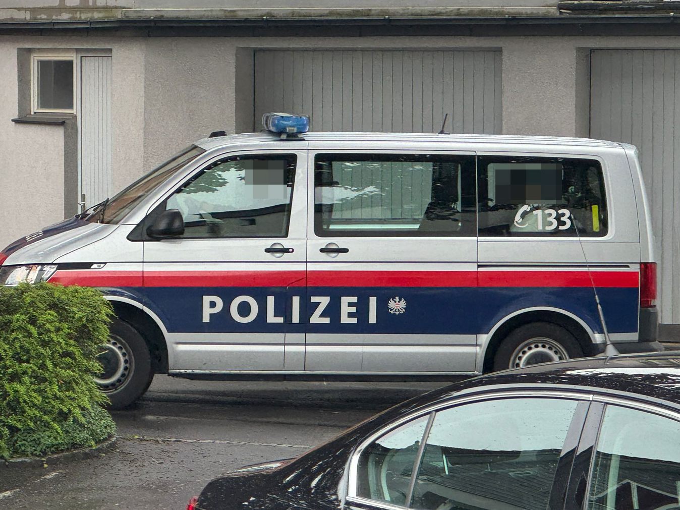 "Falscher Postbote" trifft bei Einbruch in Wohnung auf elfjähriges Kind. "Falscher Postbote" trifft bei Einbruch in Wohnung auf elfjähriges Kind.