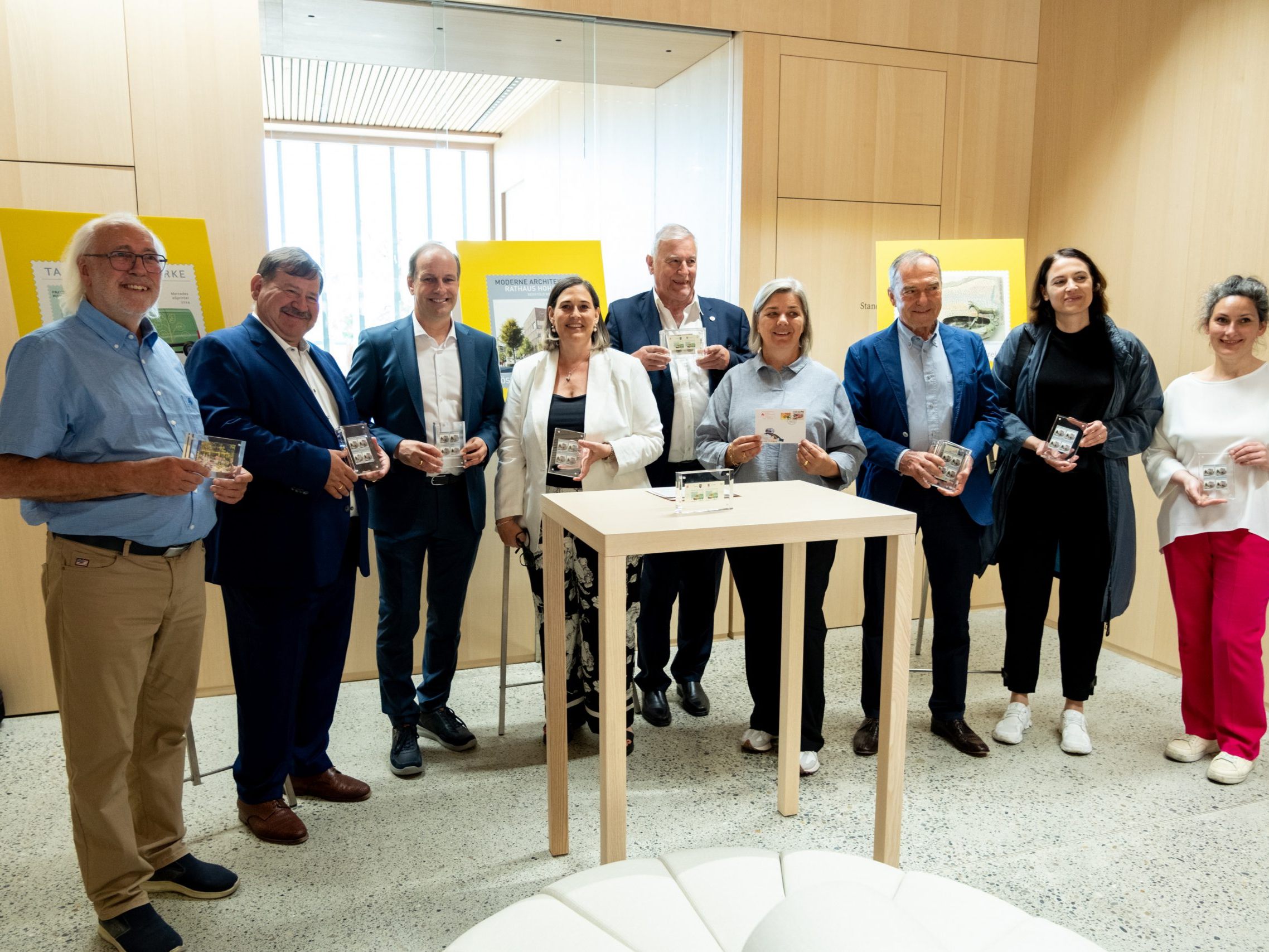v. l. Ausstellungsleiter Peter Schmid, Landtags-Vizepräsident Hubert Kinz, Bgm. Dieter Egger, Martina Prinz (Österreichische Post AG), Helmut Kogler (Präsident Verband Österreichischer Philatelistenvereine), Christine Böhmwalder (Liechtensteinische Post AG), Helmut Schneider (Obmann Philatelieclub Montfort), Helena Weber und Susanne Bertsch (Berktold Weber Architekten) v. l. Ausstellungsleiter Peter Schmid, Landtags-Vizepräsident Hubert Kinz, Bgm. Dieter Egger, Martina Prinz (Österreichische Post AG), Helmut Kogler (Präsident Verband Österreichischer Philatelistenvereine), Christine Böhmwalder (Liechtensteinische Post AG), Helmut Schneider (Obmann Philatelieclub Montfort), Helena Weber und Susanne Bertsch (Berktold Weber Architekten)