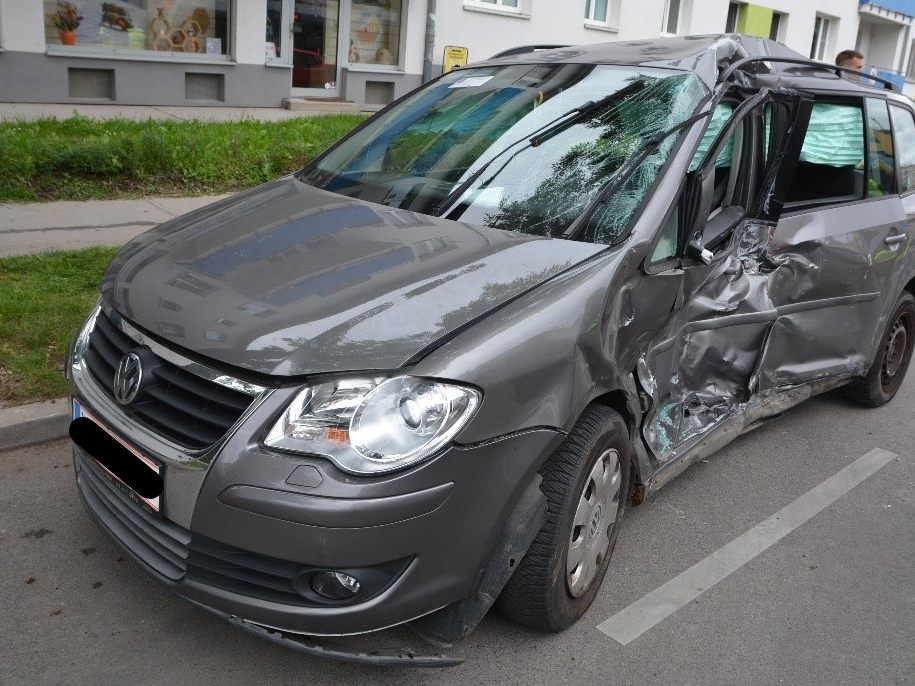 Eines der beim Zusammenstoß mit der Bim Linie 26 beschädigten Autos.
