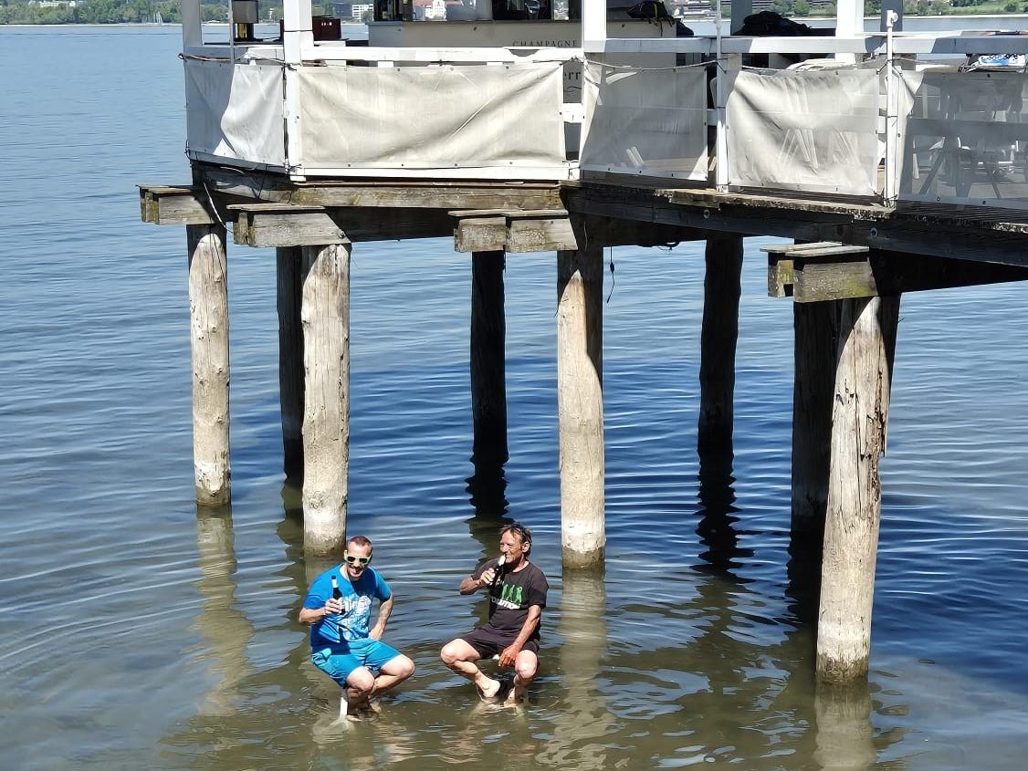 Lukas und Philipp genießen die Sonne – direkt unter der Sunset Bar am Fischersteg in Bregenz. (Foto: privat)