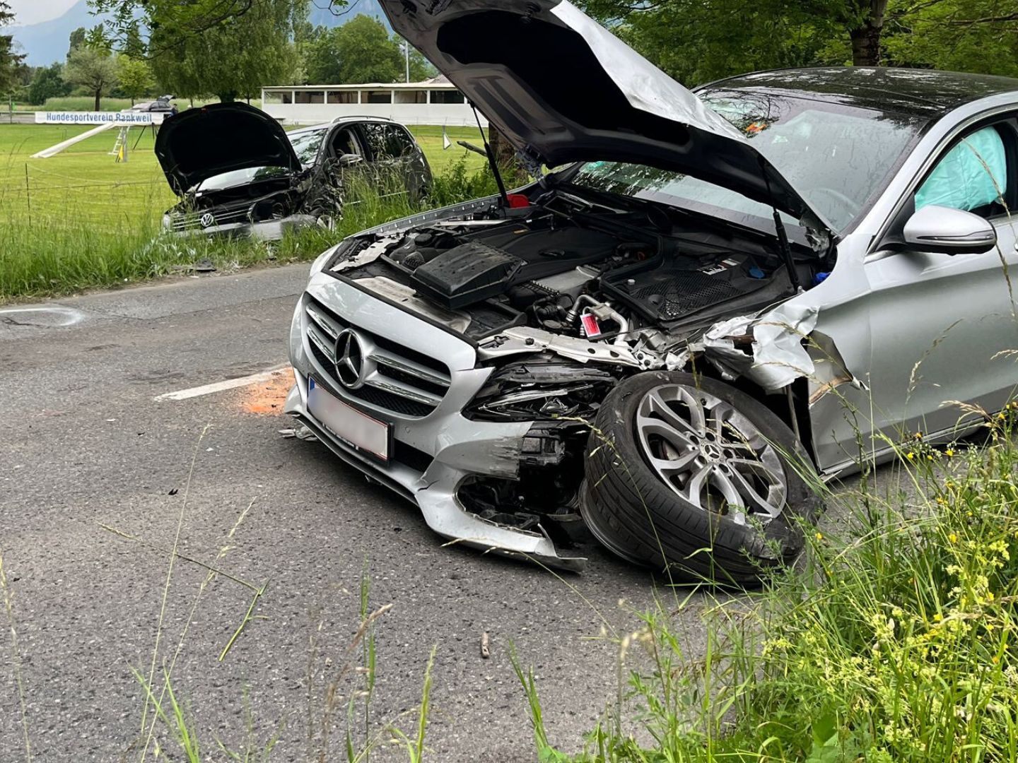 Schwerer Unfall in Rankweil: Zwei Pkw prallen frontal auf der L52 zusammen.