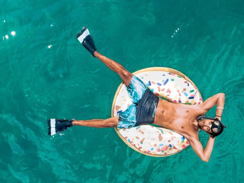 96 % der Österreicher:innen planen Sommerurlaub 2025 – trotz Inflation. Italien und Kroatien sind besonders gefragt, Sparmaßnahmen werden nötig.