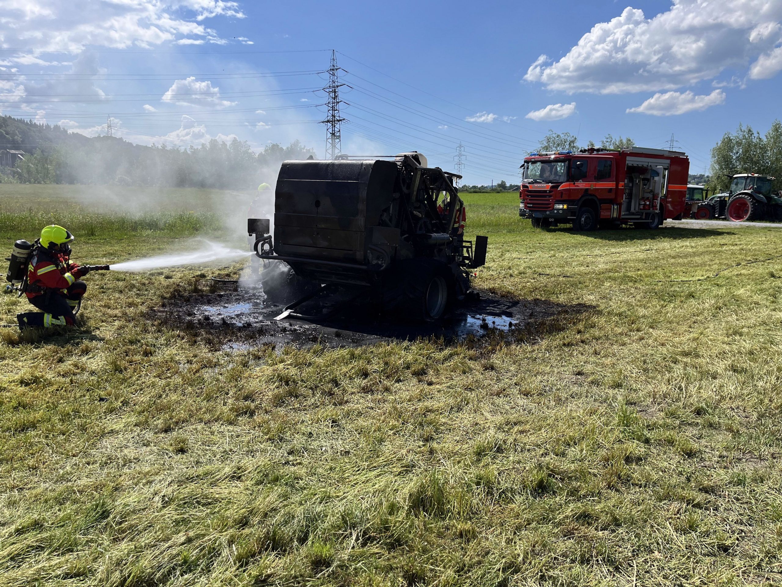 Durch das schnelle Eingreifen der Feuerwehr konnte Schlimmeres verhindert werden. Durch das schnelle Eingreifen der Feuerwehr konnte Schlimmeres verhindert werden.