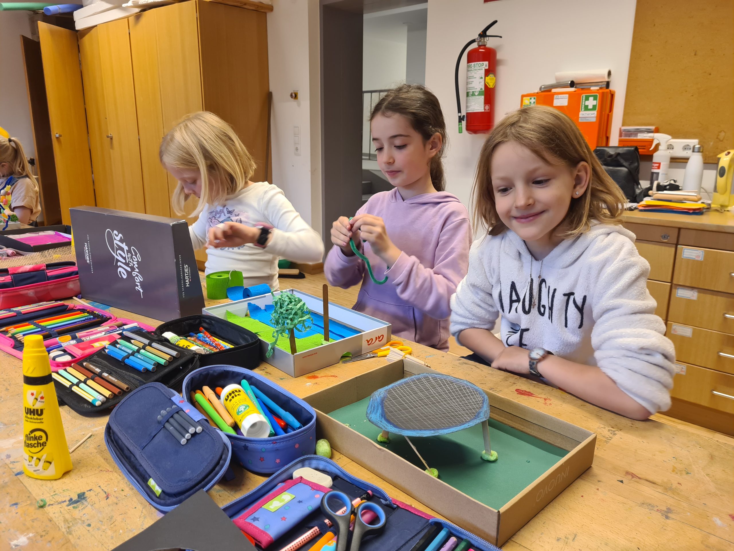 Kinder beim kreativen Werkeln