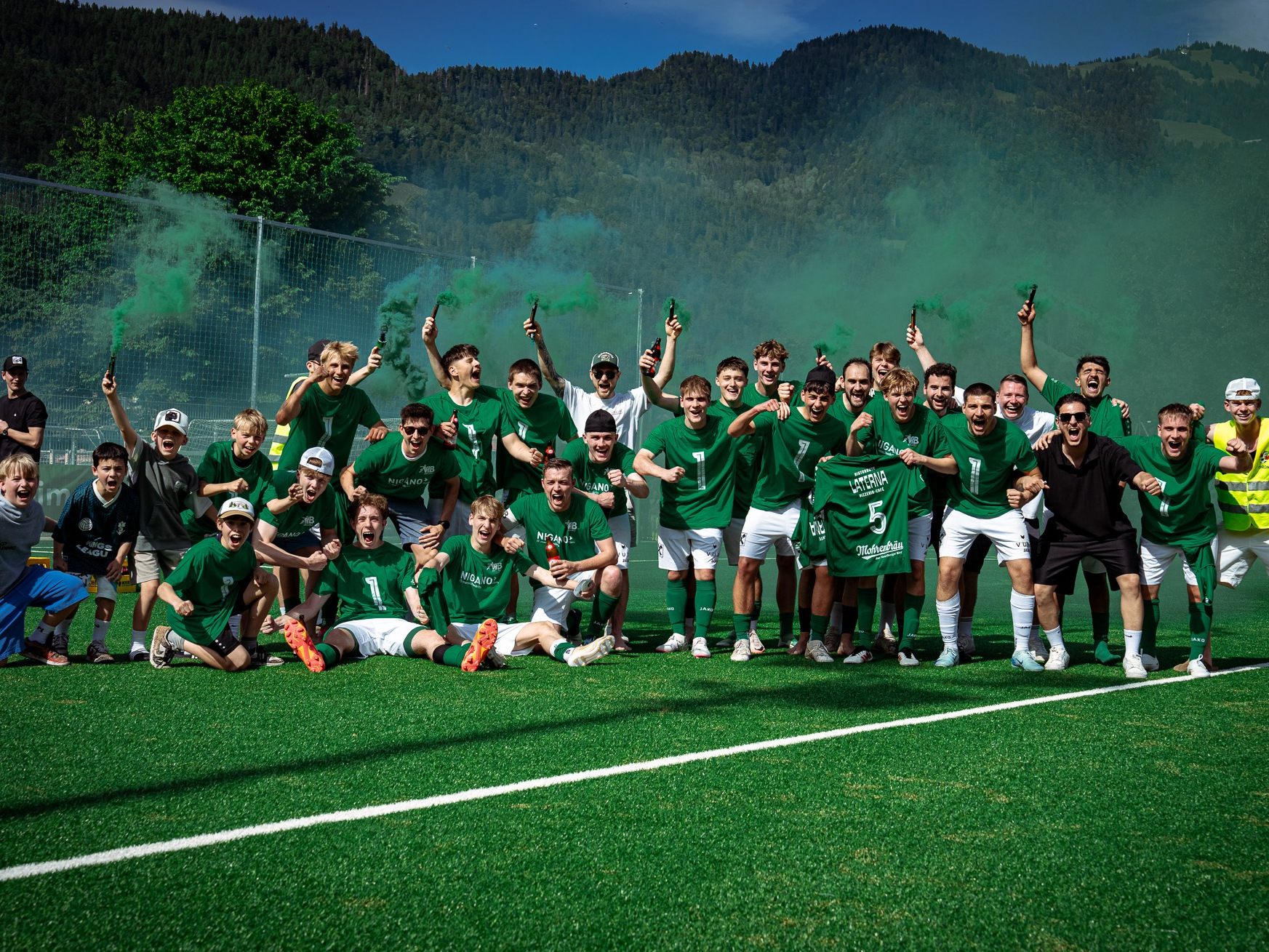 Das Meisterteam der SPG Mellau/Bezau/Bizau feiert den Titel auf dem Openair.