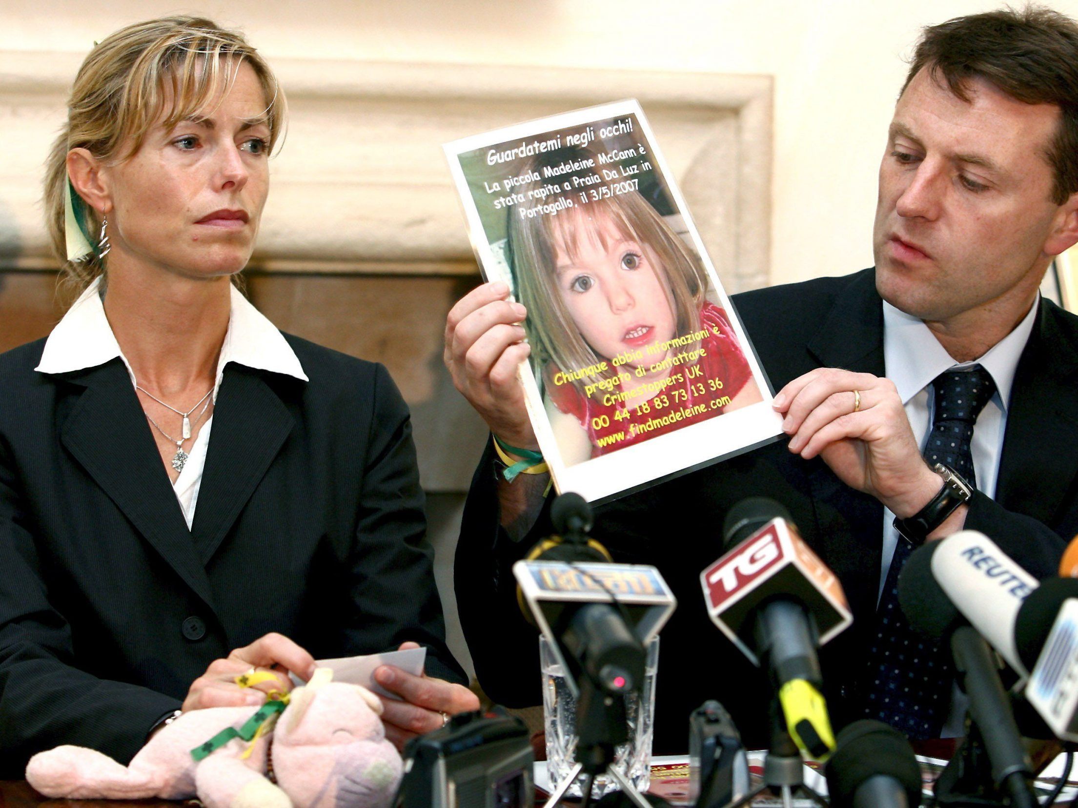 Ermittler suchen am portugiesischen Stausee nach Hinweisen im Fall Maddie McCann. Neue Hoffnung auf Antworten und Beweise. (Bild: dpa) Ermittler suchen am portugiesischen Stausee nach Hinweisen im Fall Maddie McCann. Neue Hoffnung auf Antworten und Beweise. (Bild: dpa)