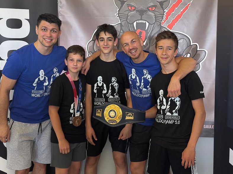 Ilias Demirel, Mert Ates und Noah Netzer flankiert von den beiden Weltklasseringern Denis Kudla und Frank Stäbler Ilias Demirel, Mert Ates und Noah Netzer flankiert von den beiden Weltklasseringern Denis Kudla und Frank Stäbler