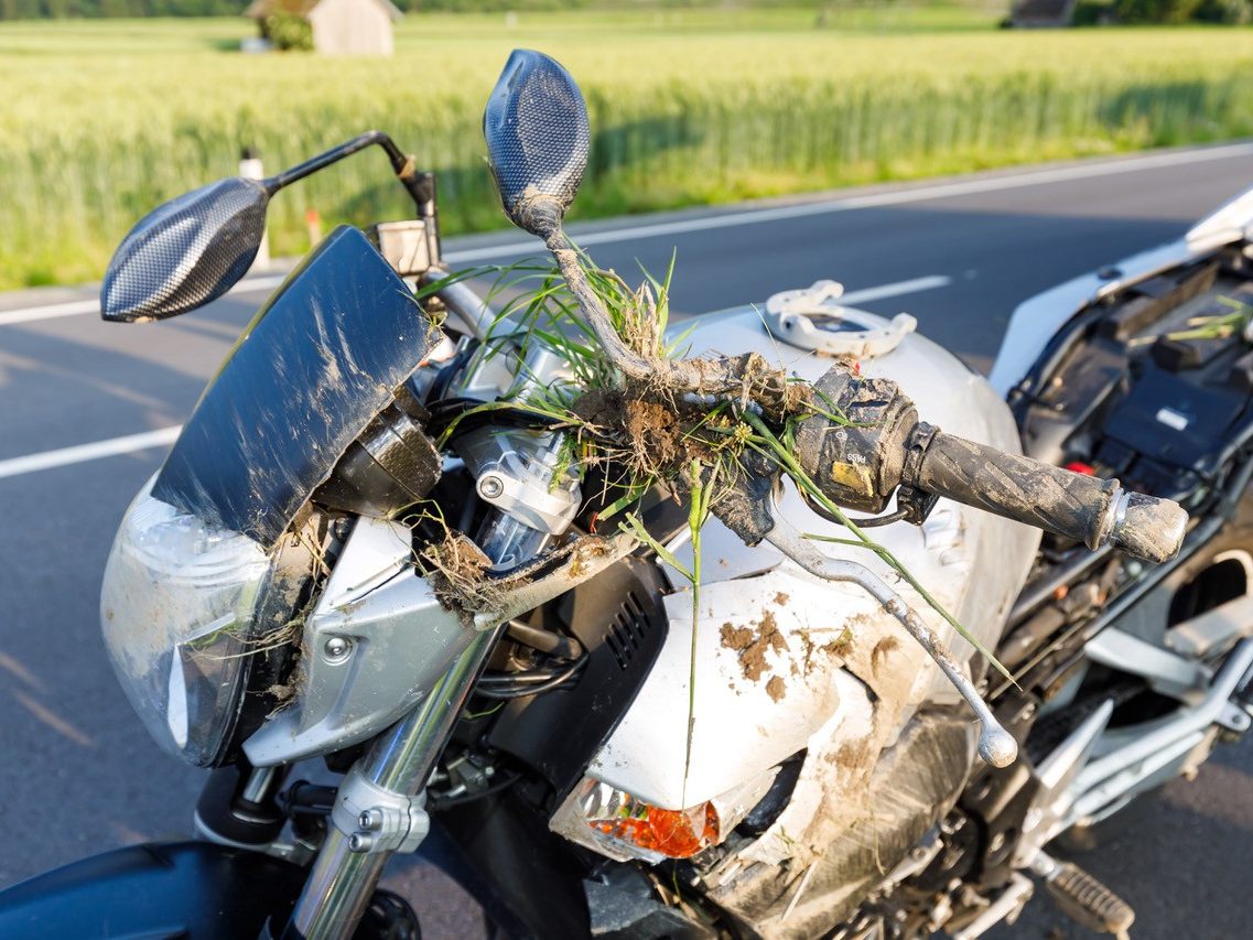 Mit Motorrad in Wiese gelandet Mit Motorrad in Wiese gelandet