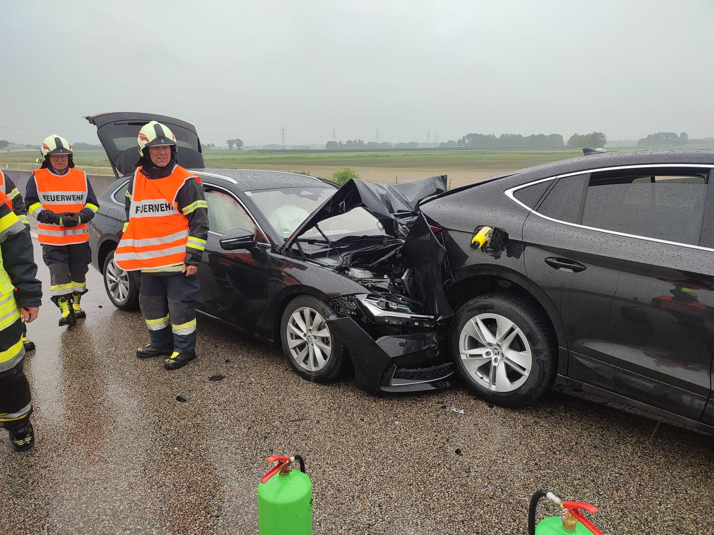 Zwei Autos hatten sich an der Unfallstelle auf der S5 ineinander verkeilt. Zwei Autos hatten sich an der Unfallstelle auf der S5 ineinander verkeilt.