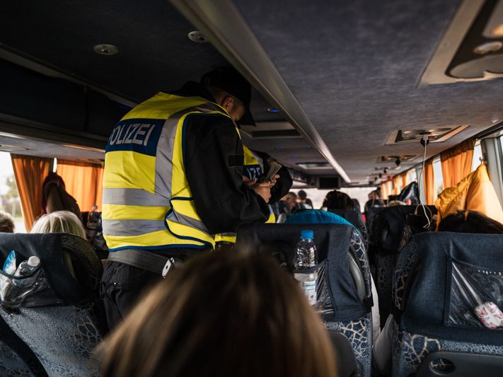 Bundespolizei stellt gefälschte Papiere im Fernbus sicher