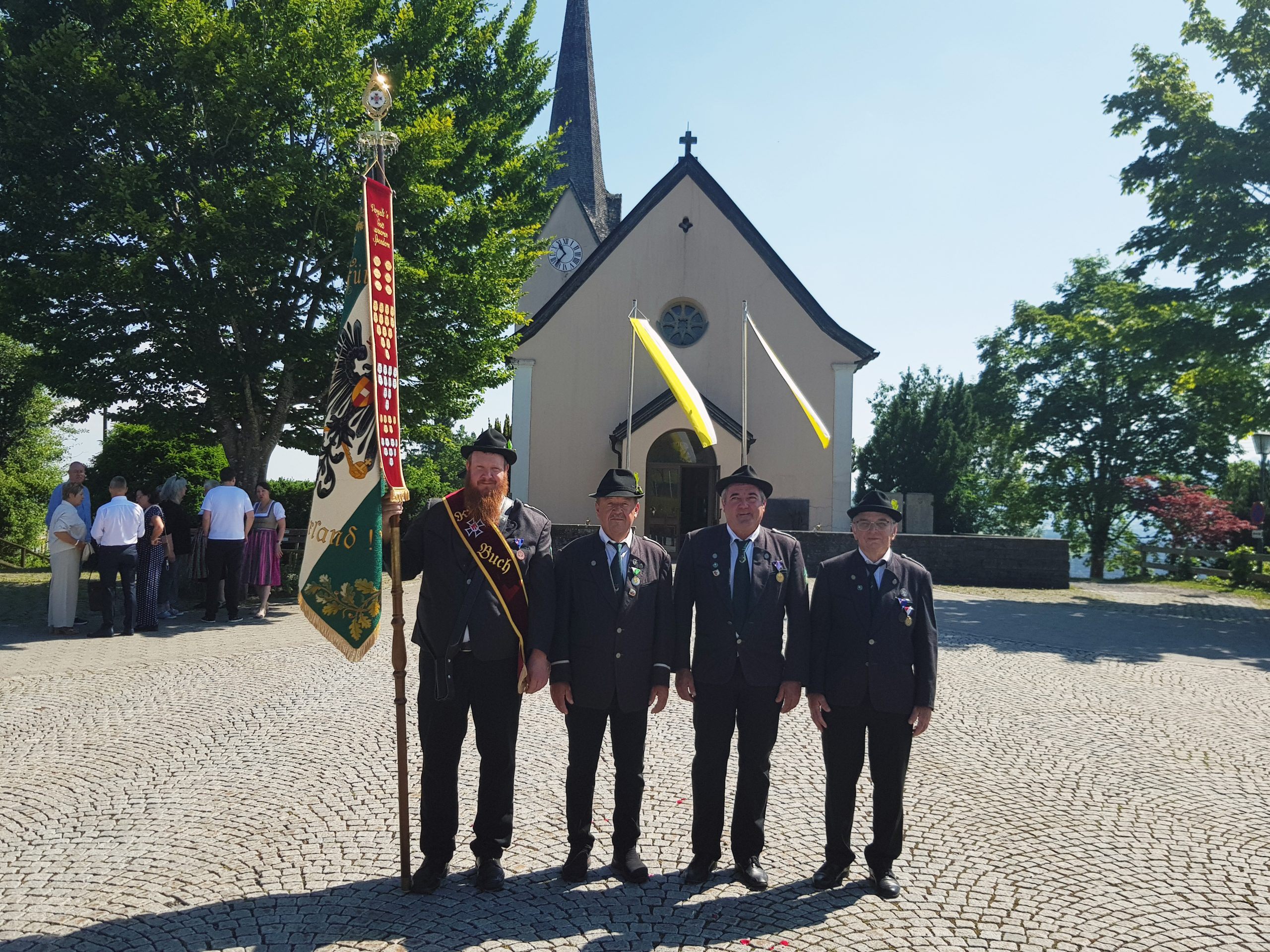 Zu Fronleichnam posierten die Bucher Kameraden – Vize-Fähnrich Christian Leitner, Vizeobmann Christian Winder, Obmann Lothar Gunz und Ehrenbürger Ewald Hopfner (ältestes Vereinsmitglied) schon für die Fahnenweihe.