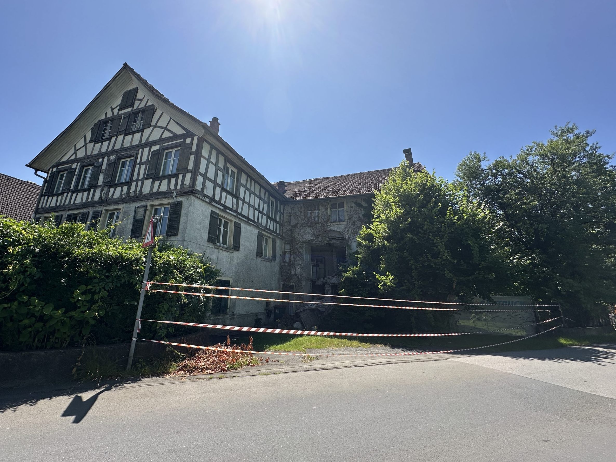 Ein aktuelles Foto des Bären an der Achpark-Kreuzung. Ein aktuelles Foto des Bären an der Achpark-Kreuzung.