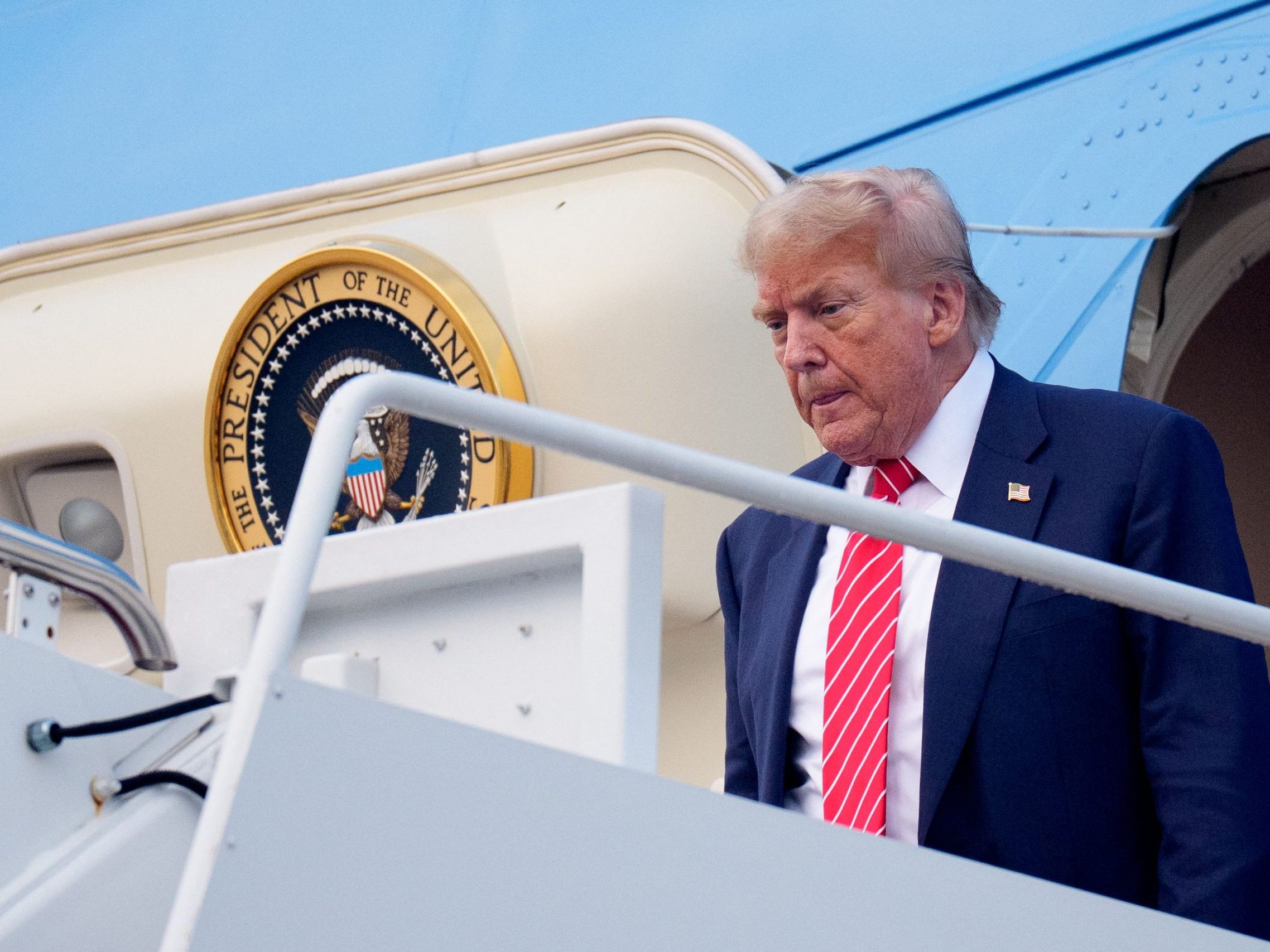 US-Präsident Trump äußert sich frustriert über den Nahost-Konflikt und verwendet dabei eine derbe Wortwahl. Die internationale Reaktion ist gespalten. US-Präsident Trump äußert sich frustriert über den Nahost-Konflikt und verwendet dabei eine derbe Wortwahl. Die internationale Reaktion ist gespalten.