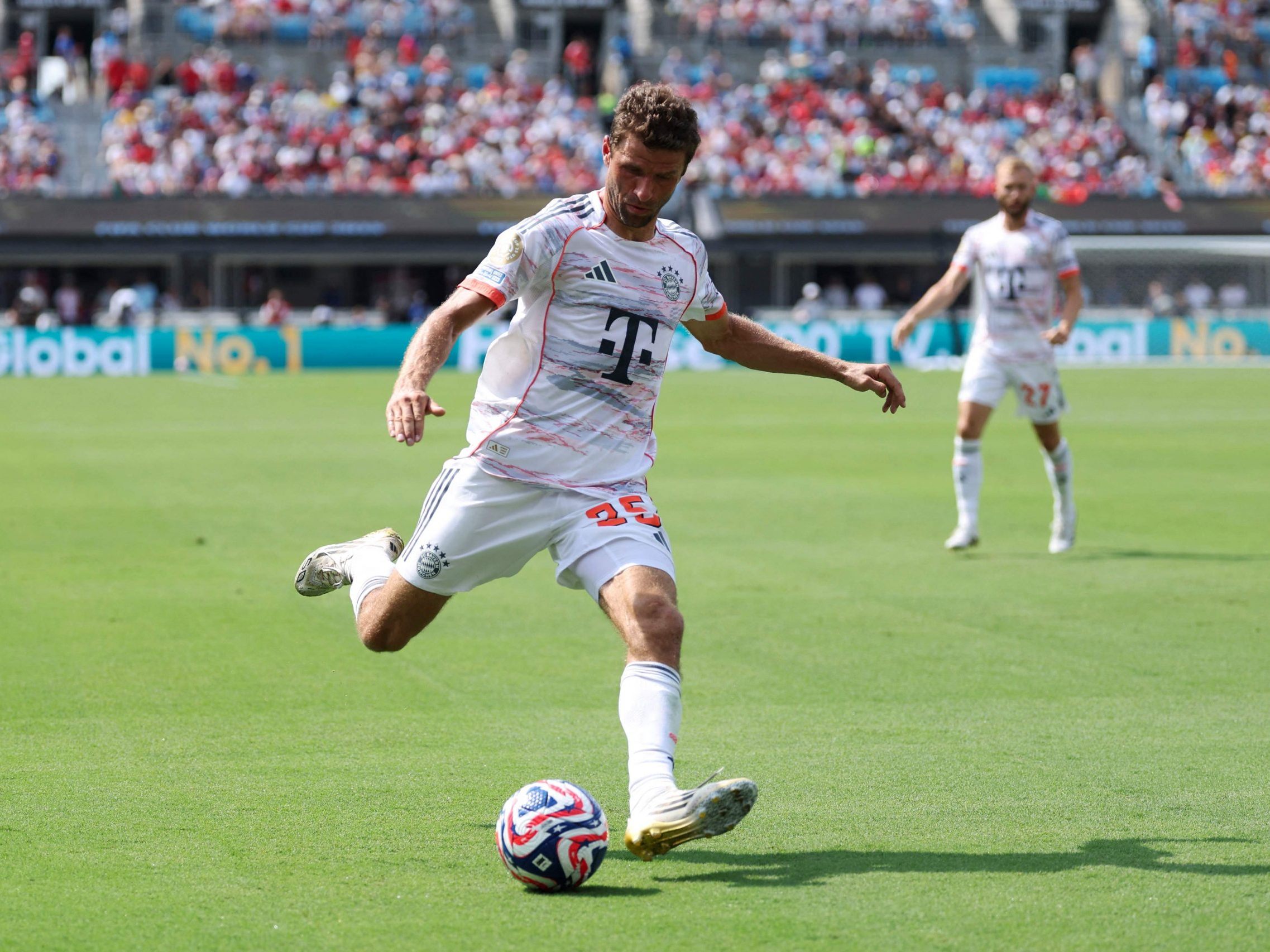 Bayern München verliert gegen Boca, Benfica siegt. Auswirkungen auf Klub-WM 2025 Qualifikation. Thomas Müller kommentiert humorvoll.