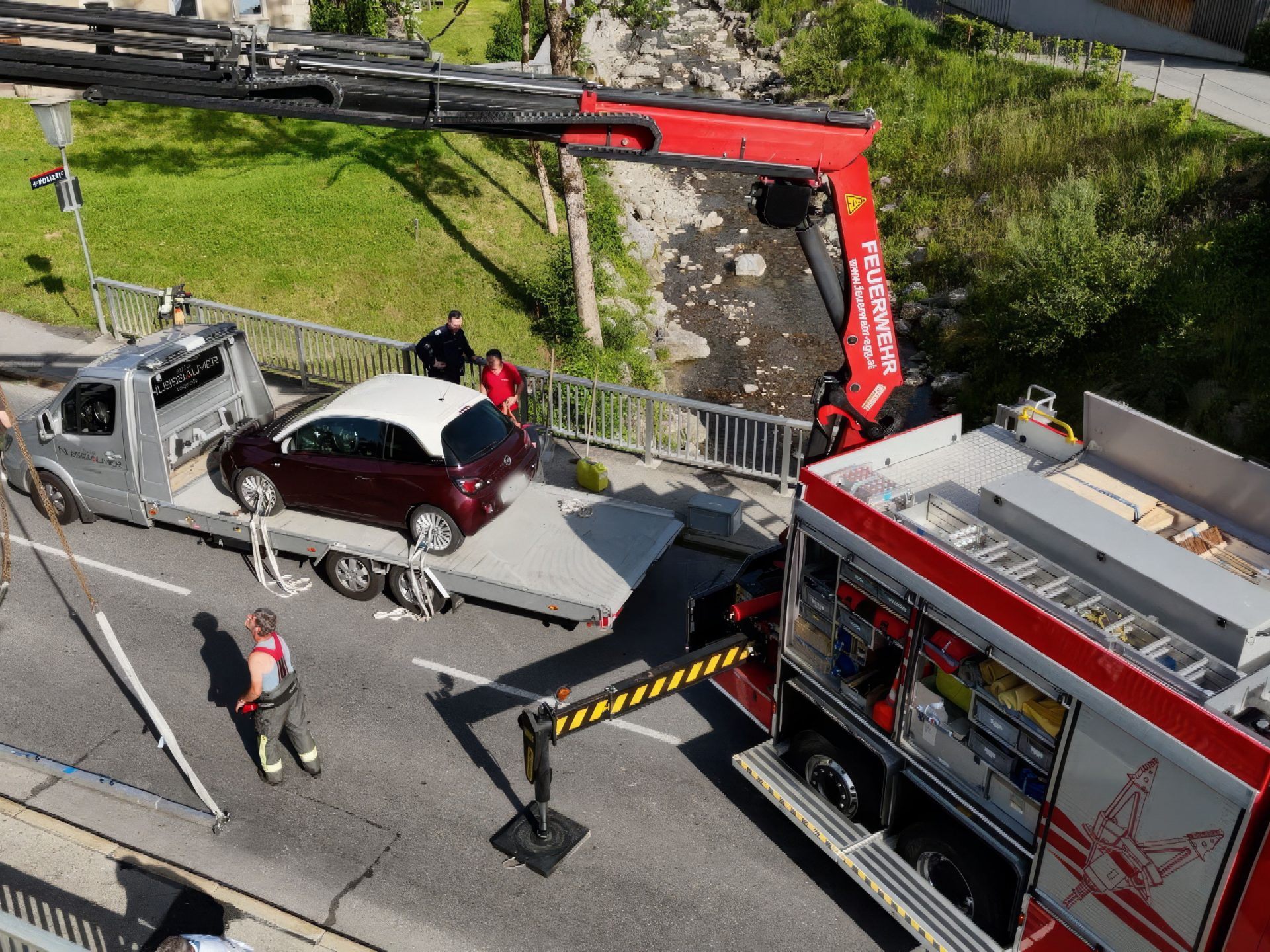 Die Feuerwehr musste den Pkw aus dem Schmittenbach bergen.