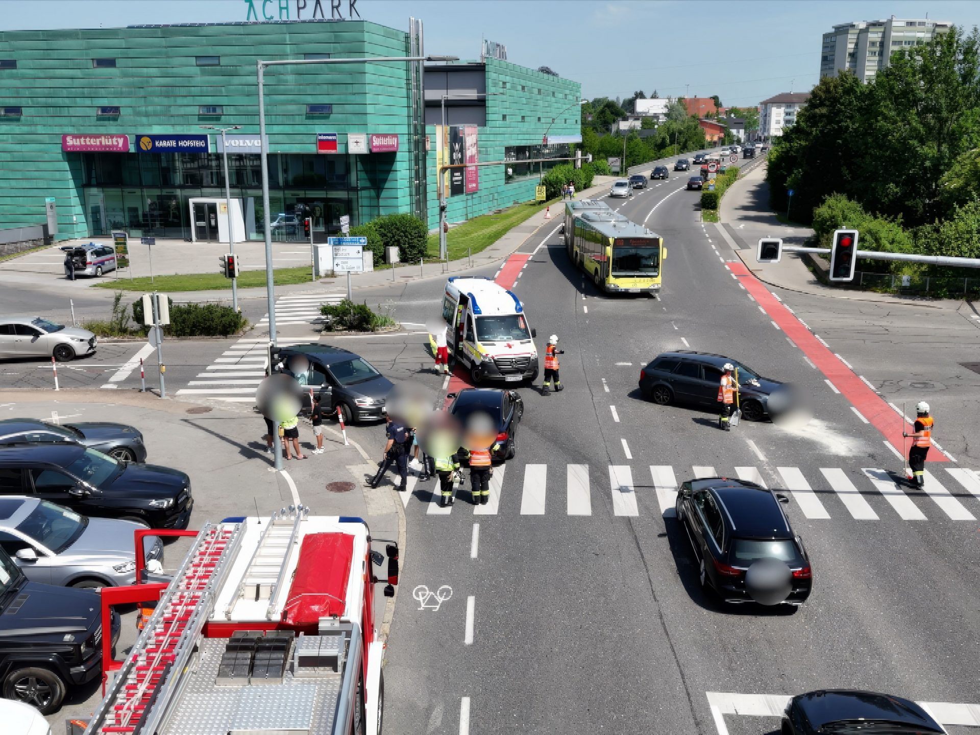 Zum Unfallzeitpunkt herrschte an der Kreuzung reger Verkehr. Zum Unfallzeitpunkt herrschte an der Kreuzung reger Verkehr.